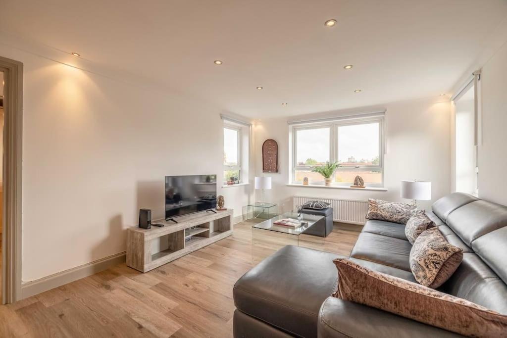 Apartment 2bed, 2bath Penthouse Near & Long Walk
