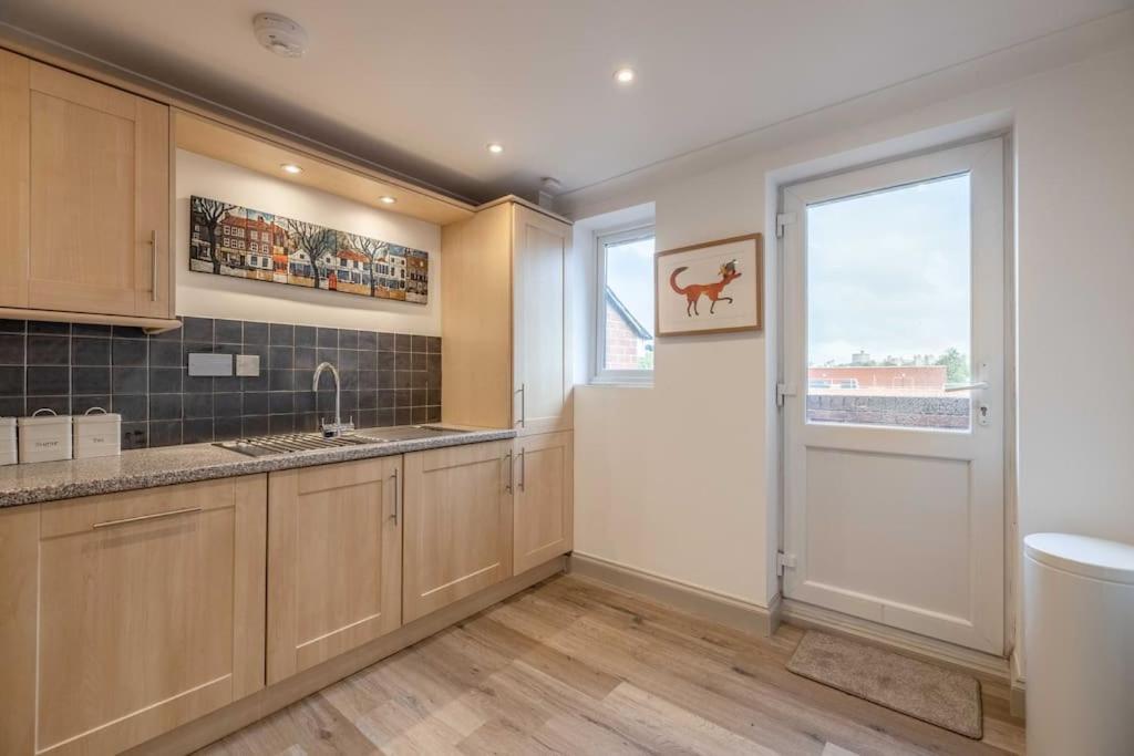 2bed, 2bath Penthouse Near & Long Walk *