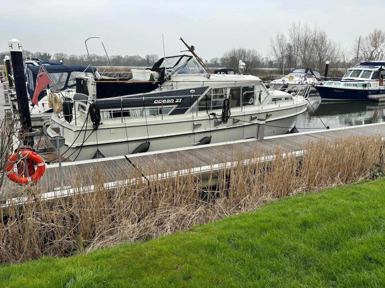 Riverside Boat Retreat On The River Thames * Windsor