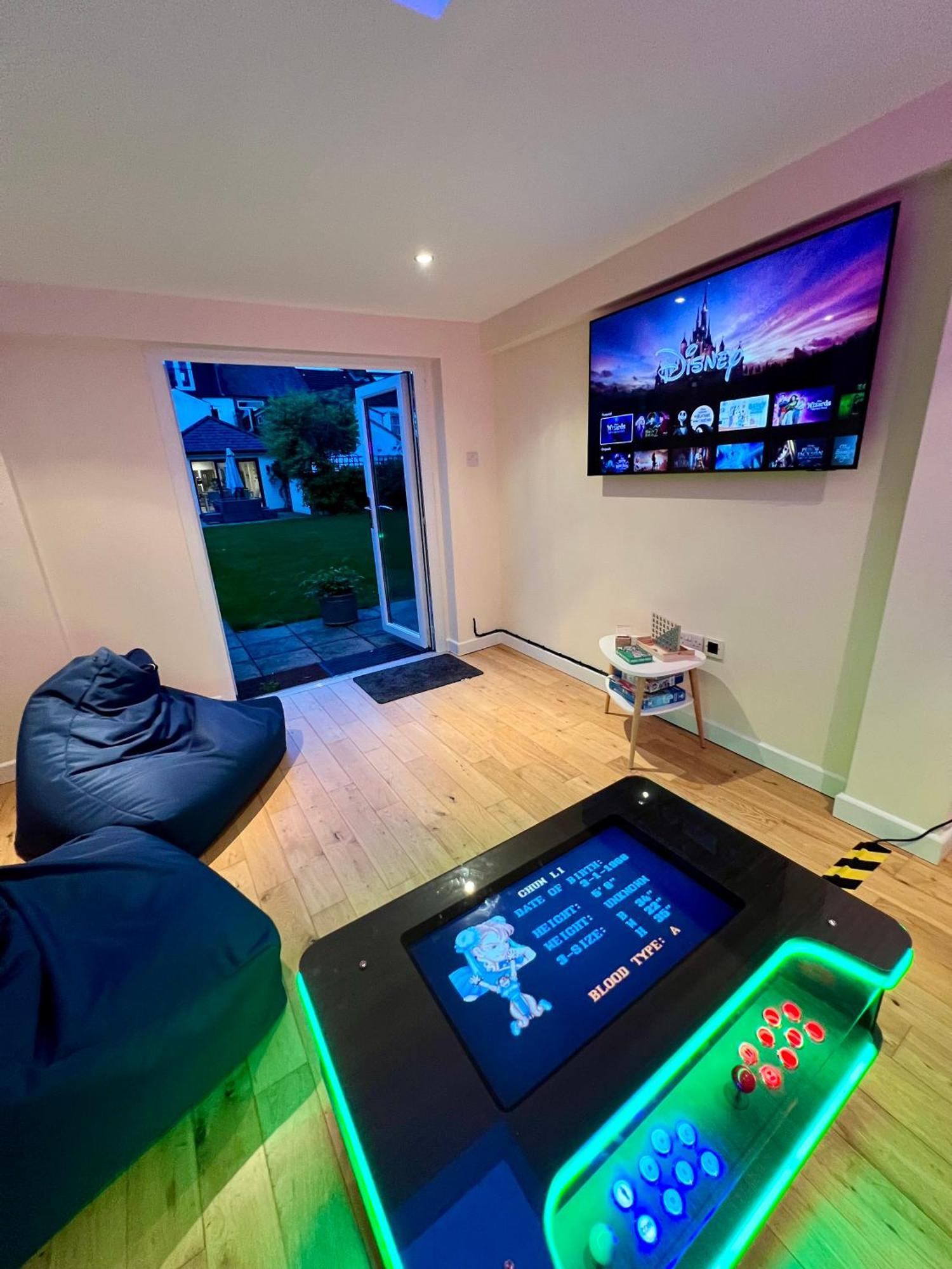 Luxury Family In With Large Garden, Games Room, Office, Parking & Pet-friendly