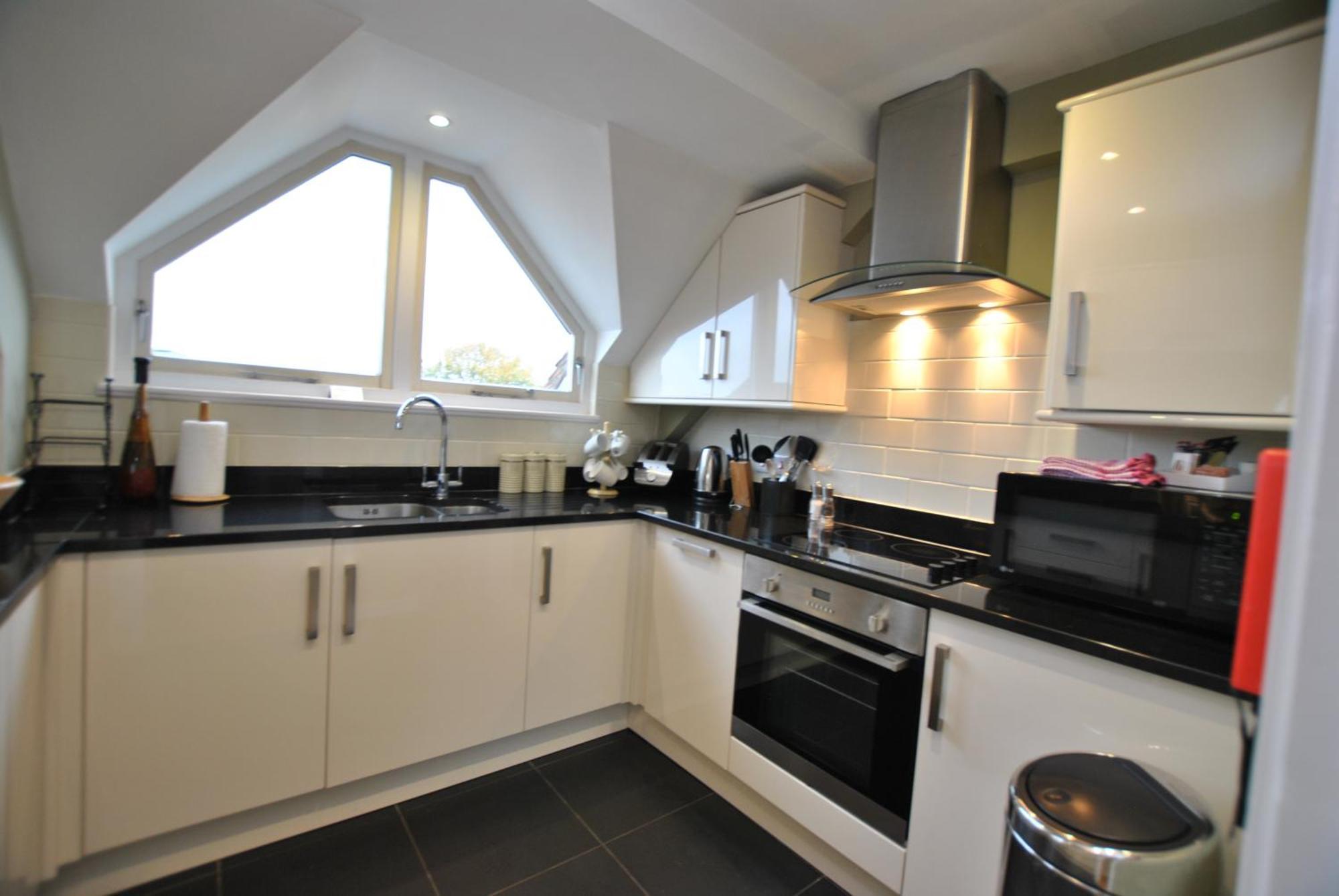 The Courtyard 2 Bedroom Apartments In Central Windsor With Parking *