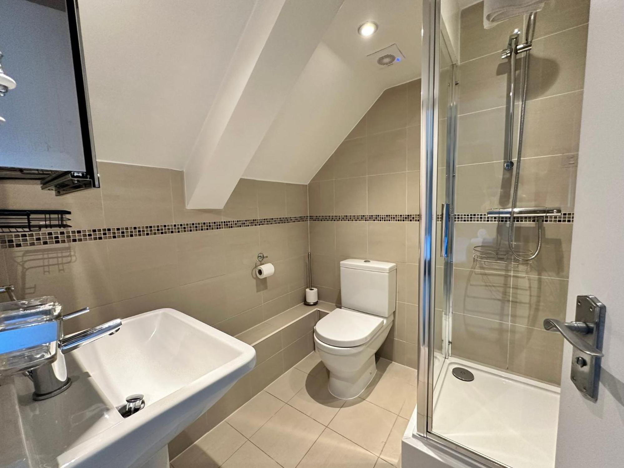 Apartment The Courtyard 2 Bedroom Apartments In Central Windsor With Parking *