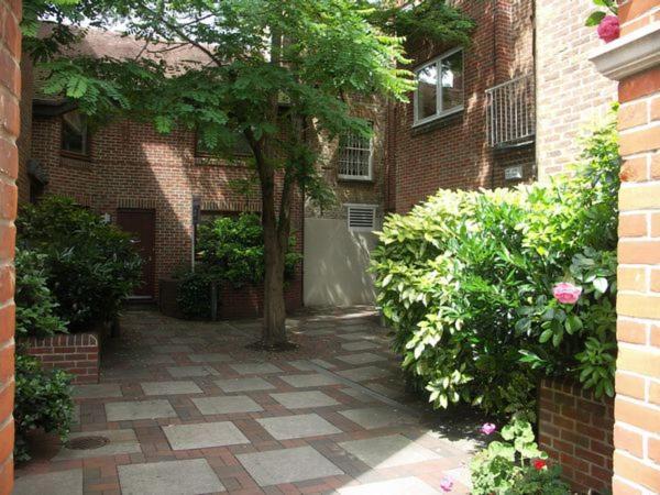 The Courtyard 2 Bedroom Apartments In Central Windsor With Parking * Windsor