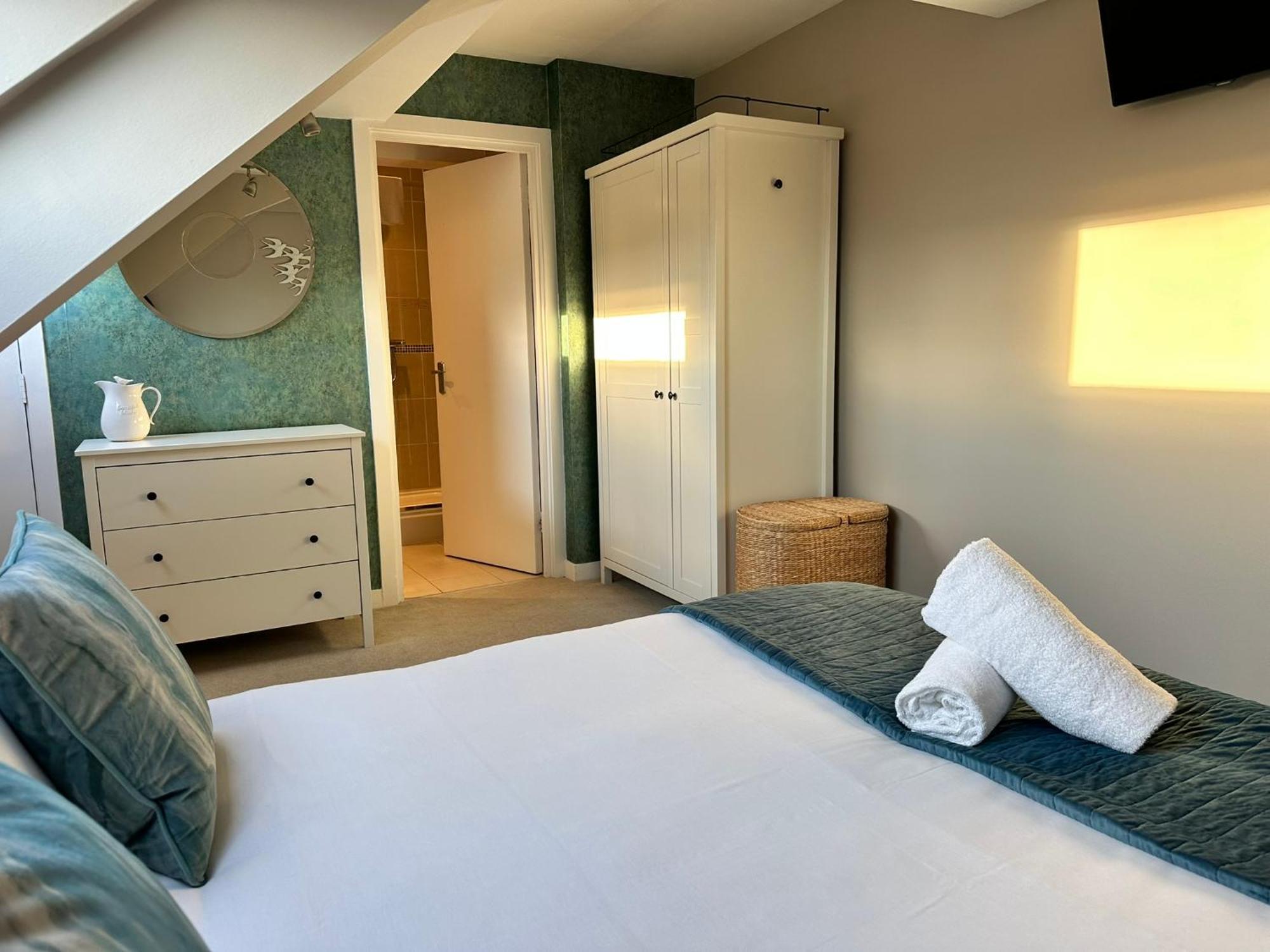 The Courtyard 2 Bedroom Apartments In Central Windsor With Parking