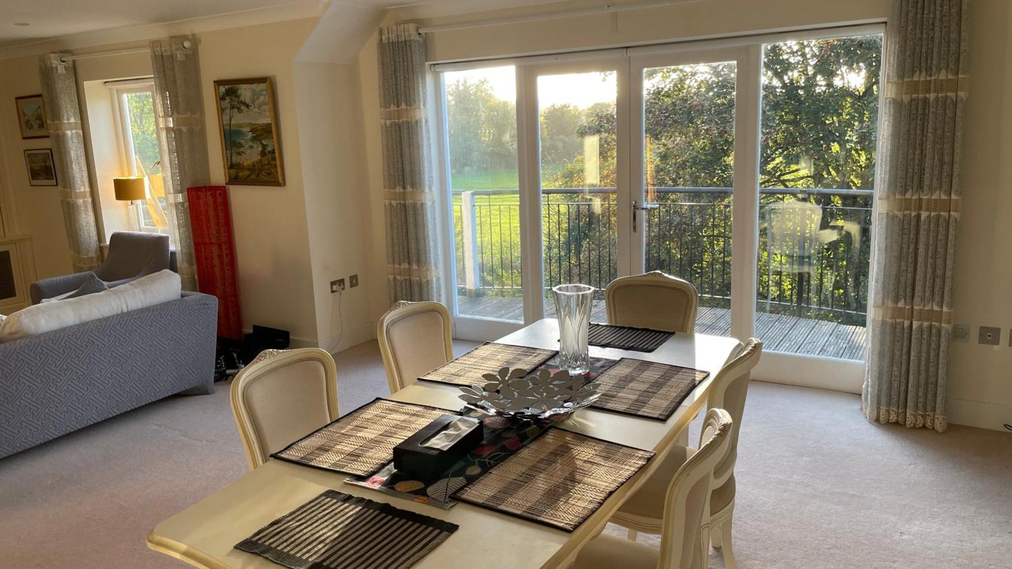 Floor En-suite Double Bedrooms With Great View Of Castle & Free Parking * Windsor