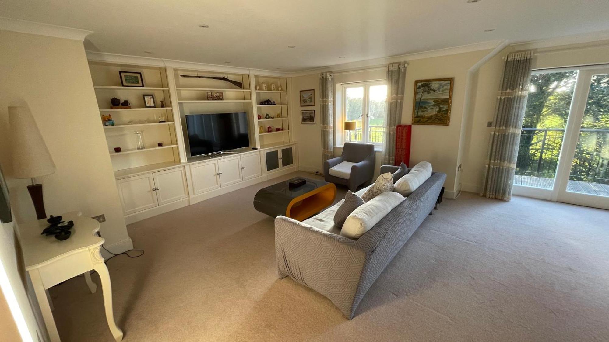 Floor En-suite Double Bedrooms With Great View Of Castle & Free Parking *