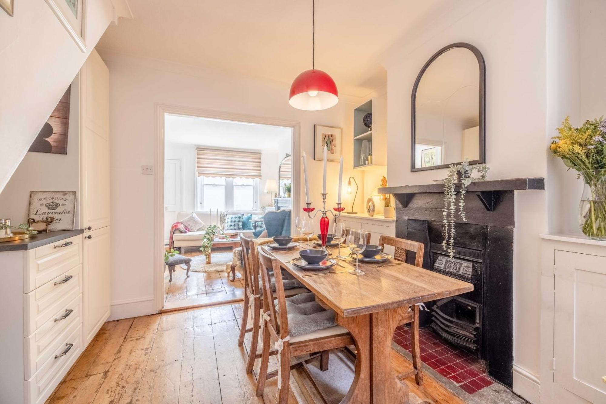Royal Castle With Alfresco Dining And Parking Sl4 2 Bed 1 Bath Characterful Villa *