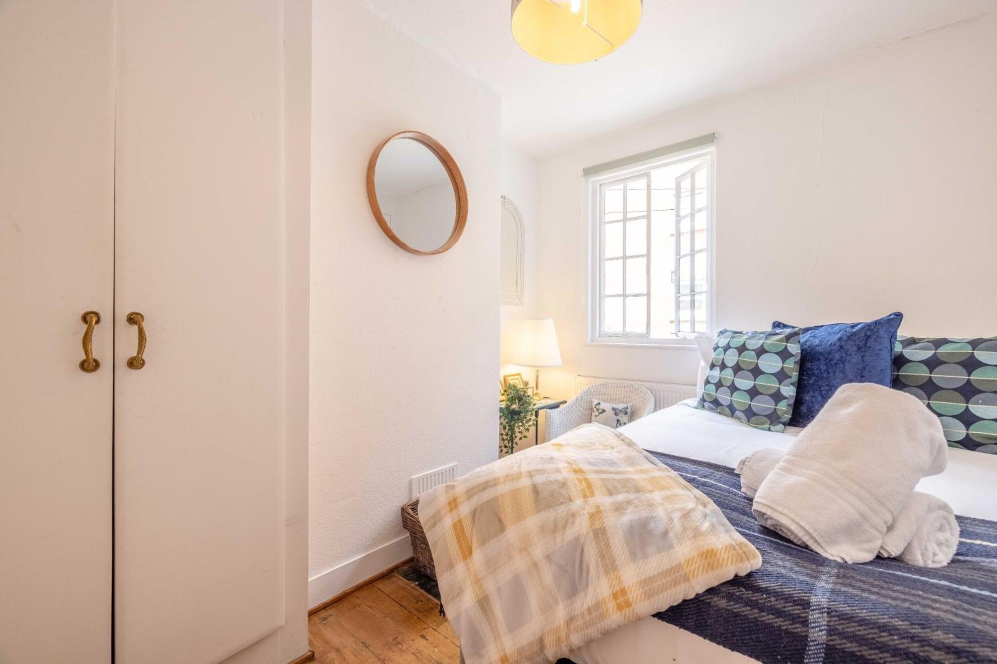 Royal Castle With Alfresco Dining And Parking Sl4 2 Bed 1 Bath Characterful *