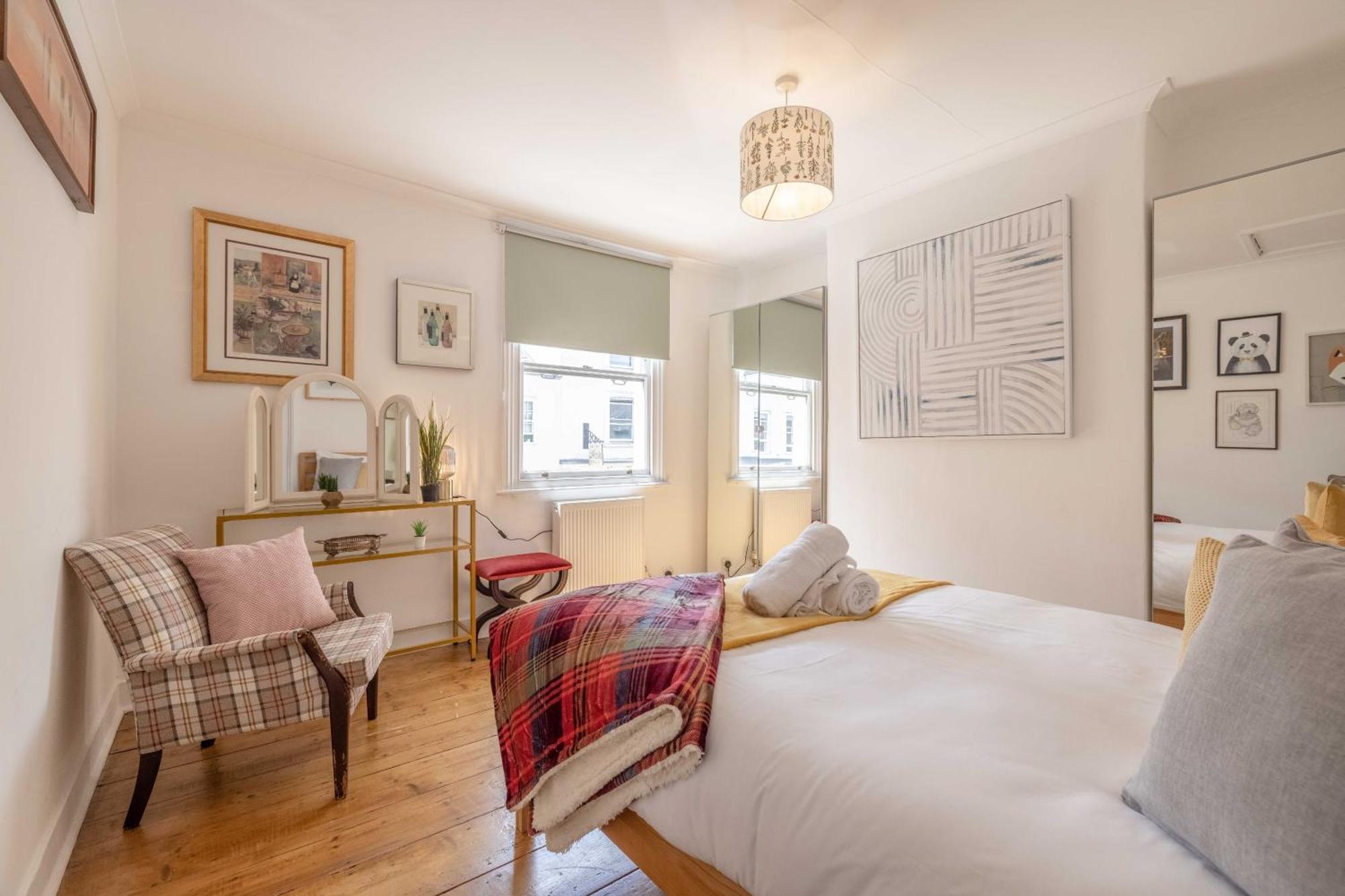 Royal Castle With Alfresco Dining And Parking Sl4 2 Bed 1 Bath Characterful