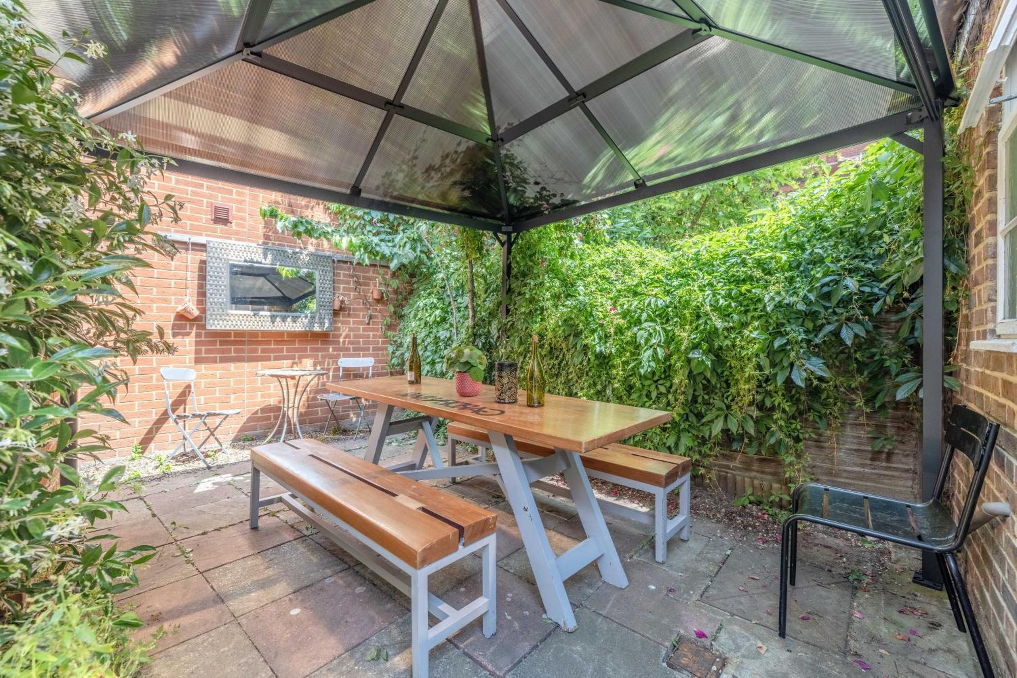 Villa Royal Castle With Alfresco Dining And Parking Sl4 2 Bed 1 Bath Characterful *