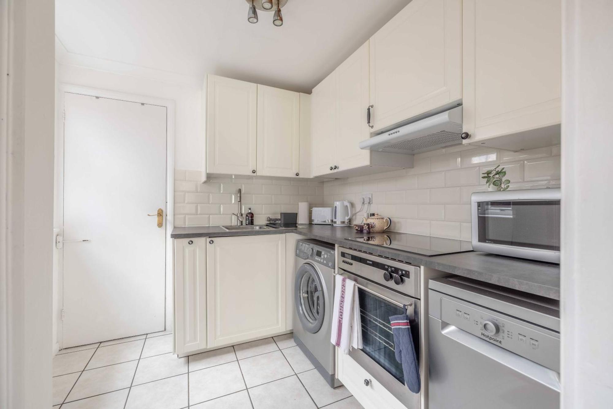 Royal Castle With Alfresco Dining And Parking Sl4 2 Bed 1 Bath Characterful Villa *