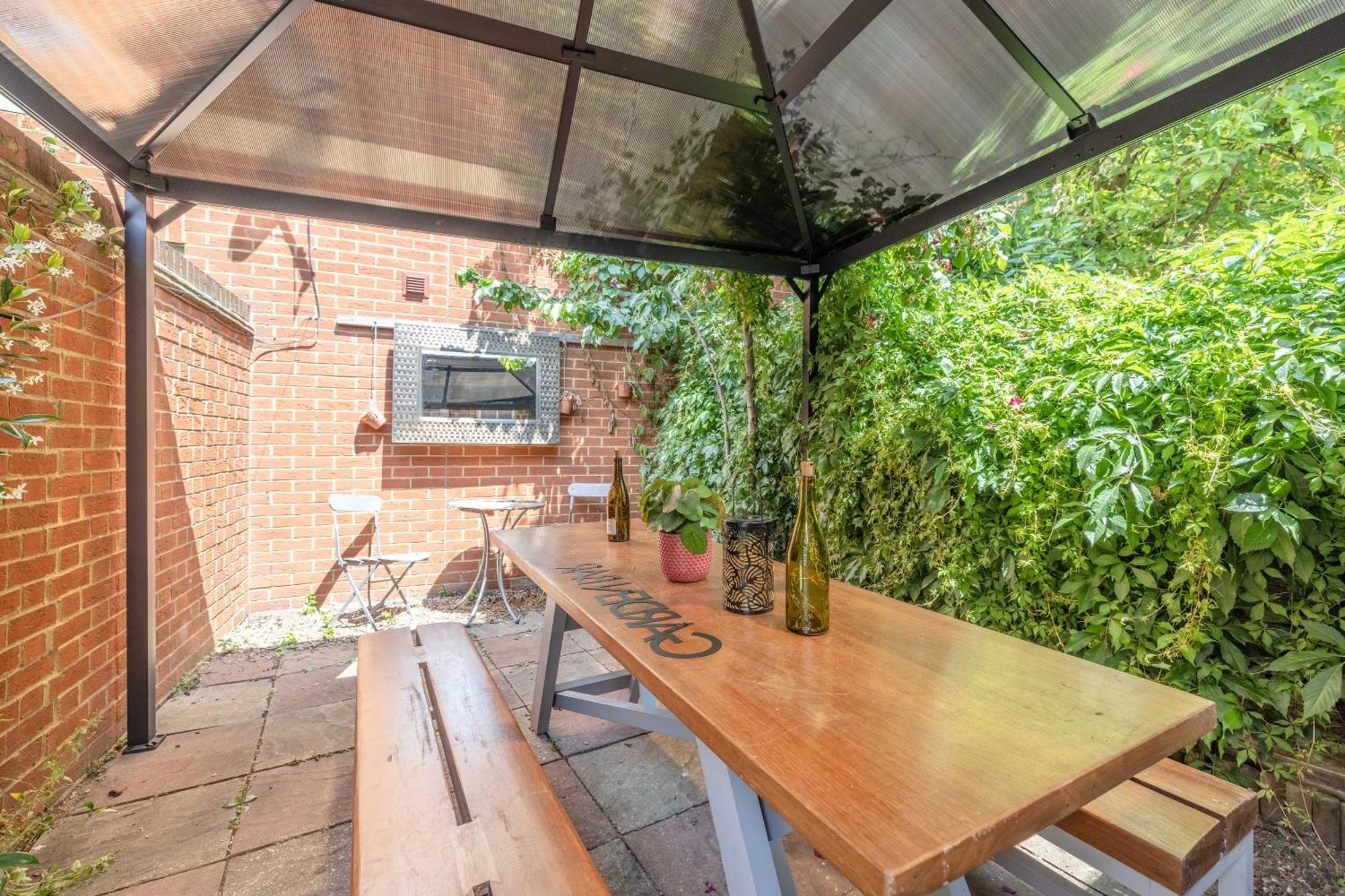 Villa Royal Castle With Alfresco Dining And Parking Sl4 2 Bed 1 Bath Characterful Windsor