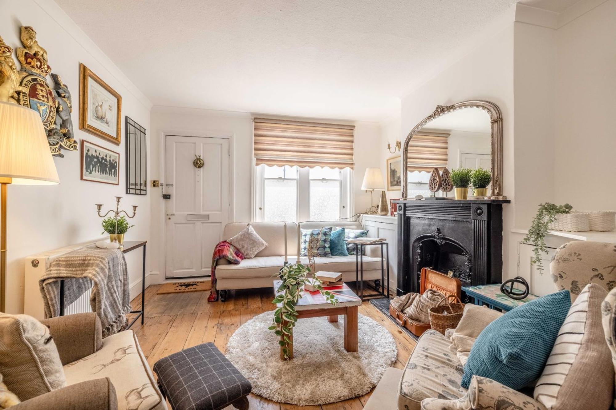 Royal Castle With Alfresco Dining And Parking Sl4 2 Bed 1 Bath Characterful Windsor