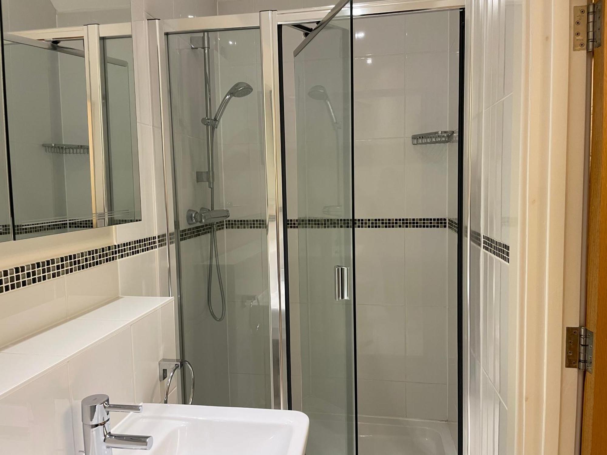 Floor En-suite Double Bedrooms With Great View Of Castle & Free Parking * Windsor