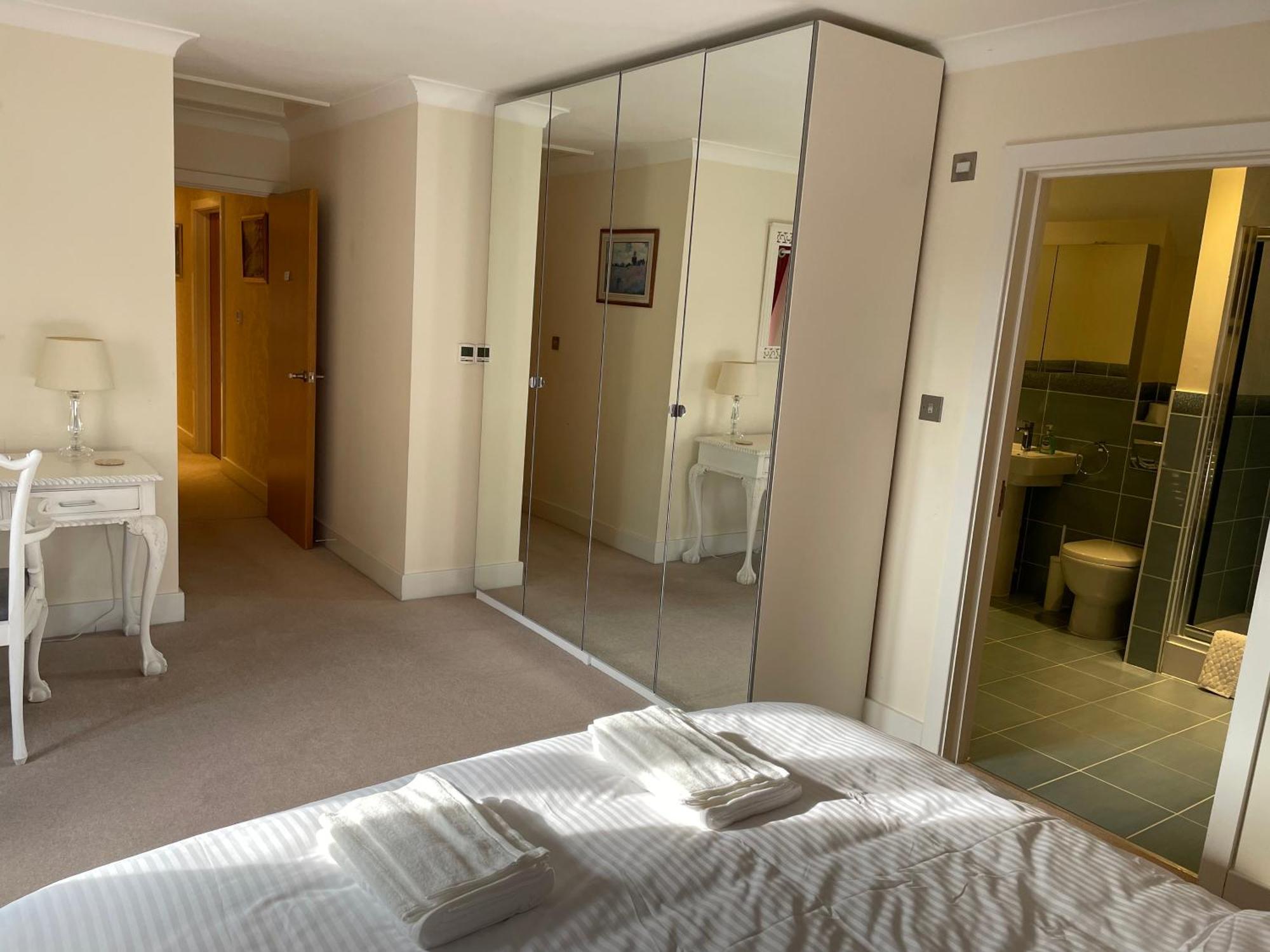 Homestay Floor En-suite Double Bedrooms With Great View Of Castle & Free Parking *