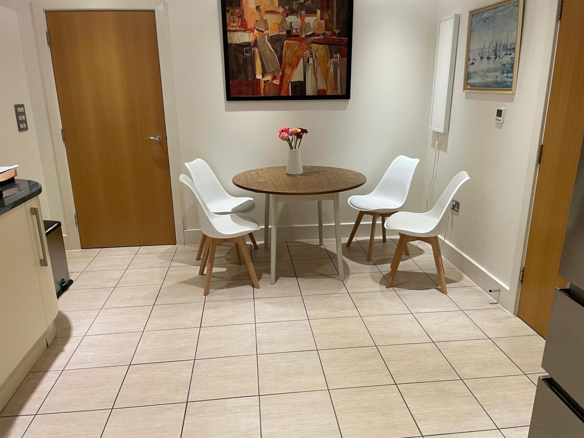 Floor En-suite Double Bedrooms With Great View Of Castle & Free Parking *