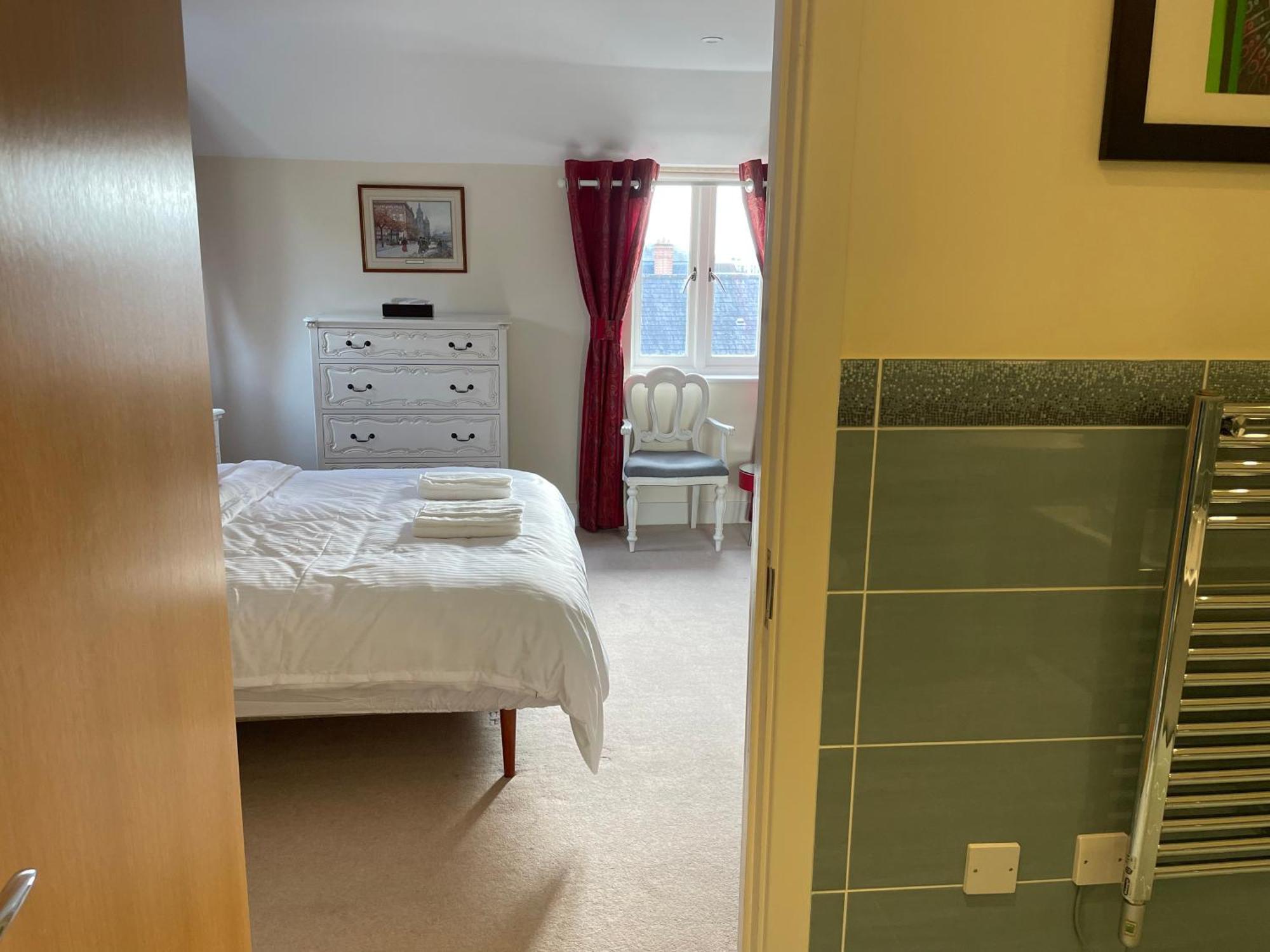 Floor En-suite Double Bedrooms With Great View Of Castle & Free Parking Homestay *