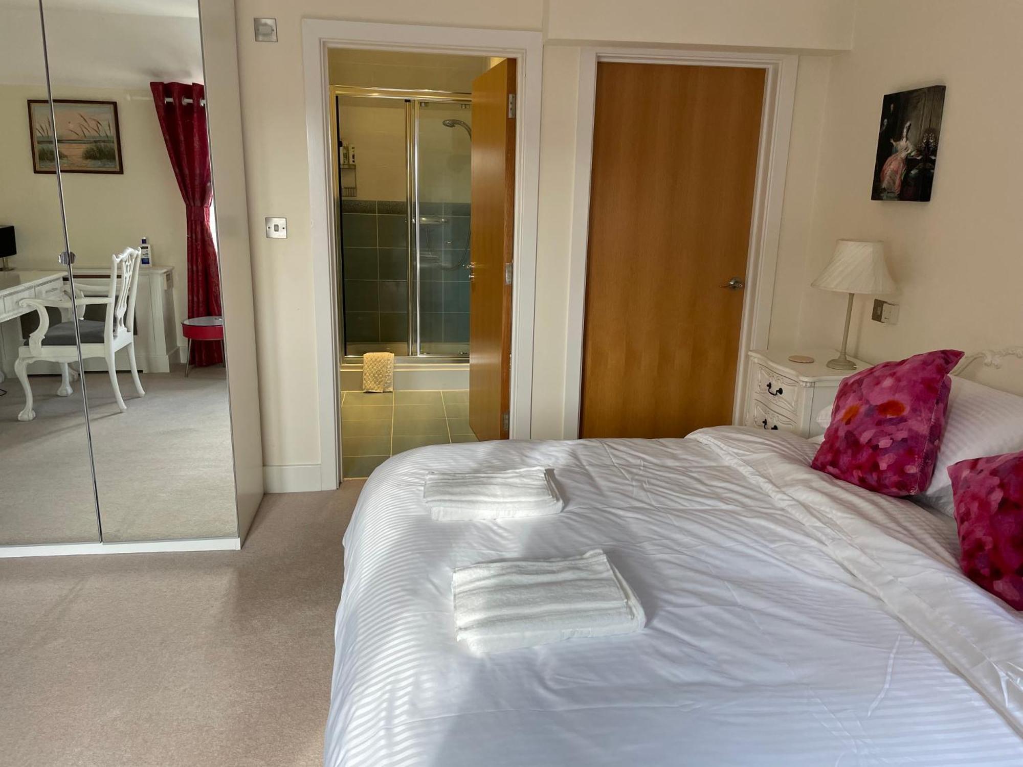 Homestay Floor En-suite Double Bedrooms With Great View Of Castle & Free Parking Windsor