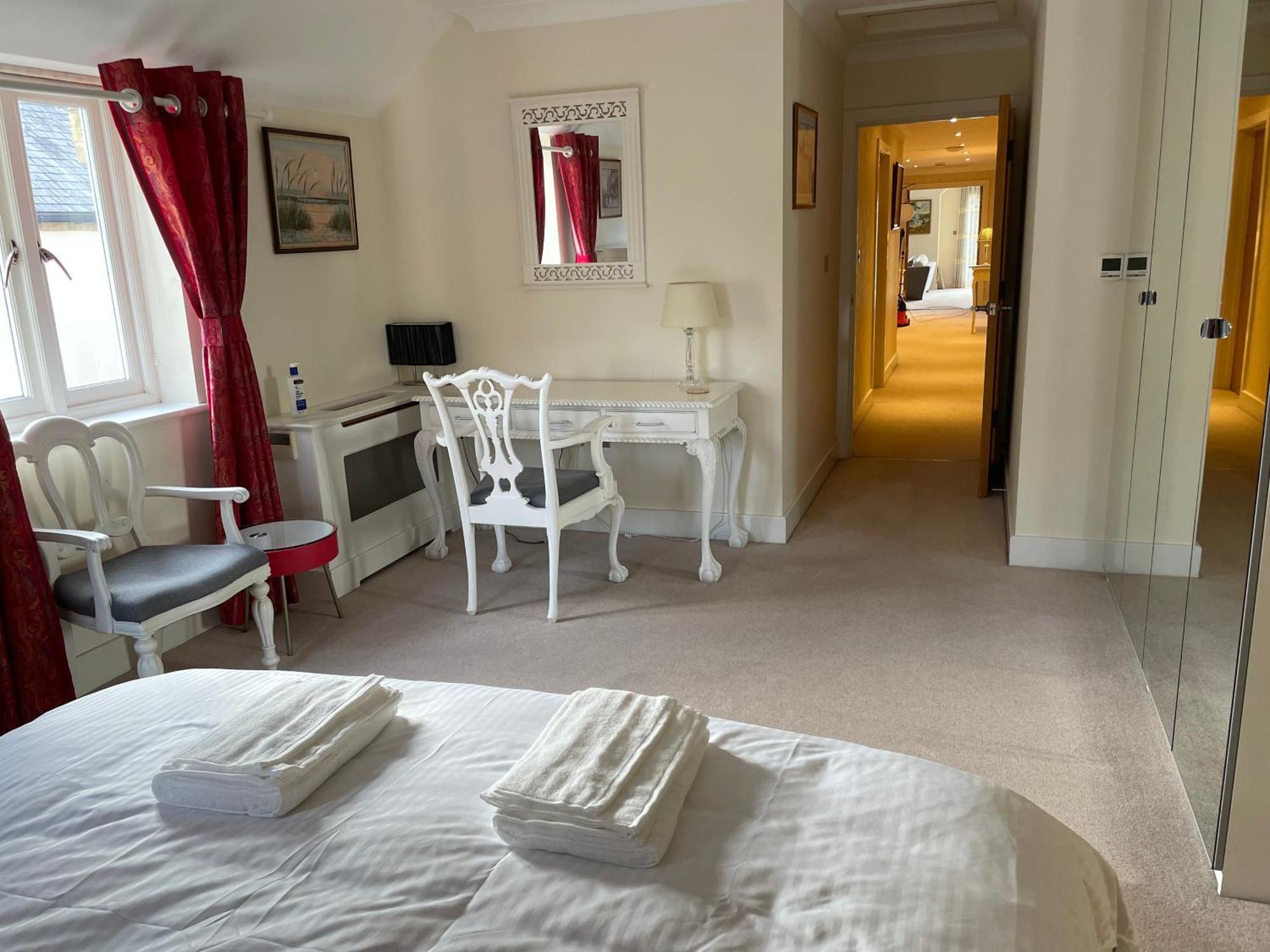 Floor En-suite Double Bedrooms With Great View Of Castle & Free Parking Windsor