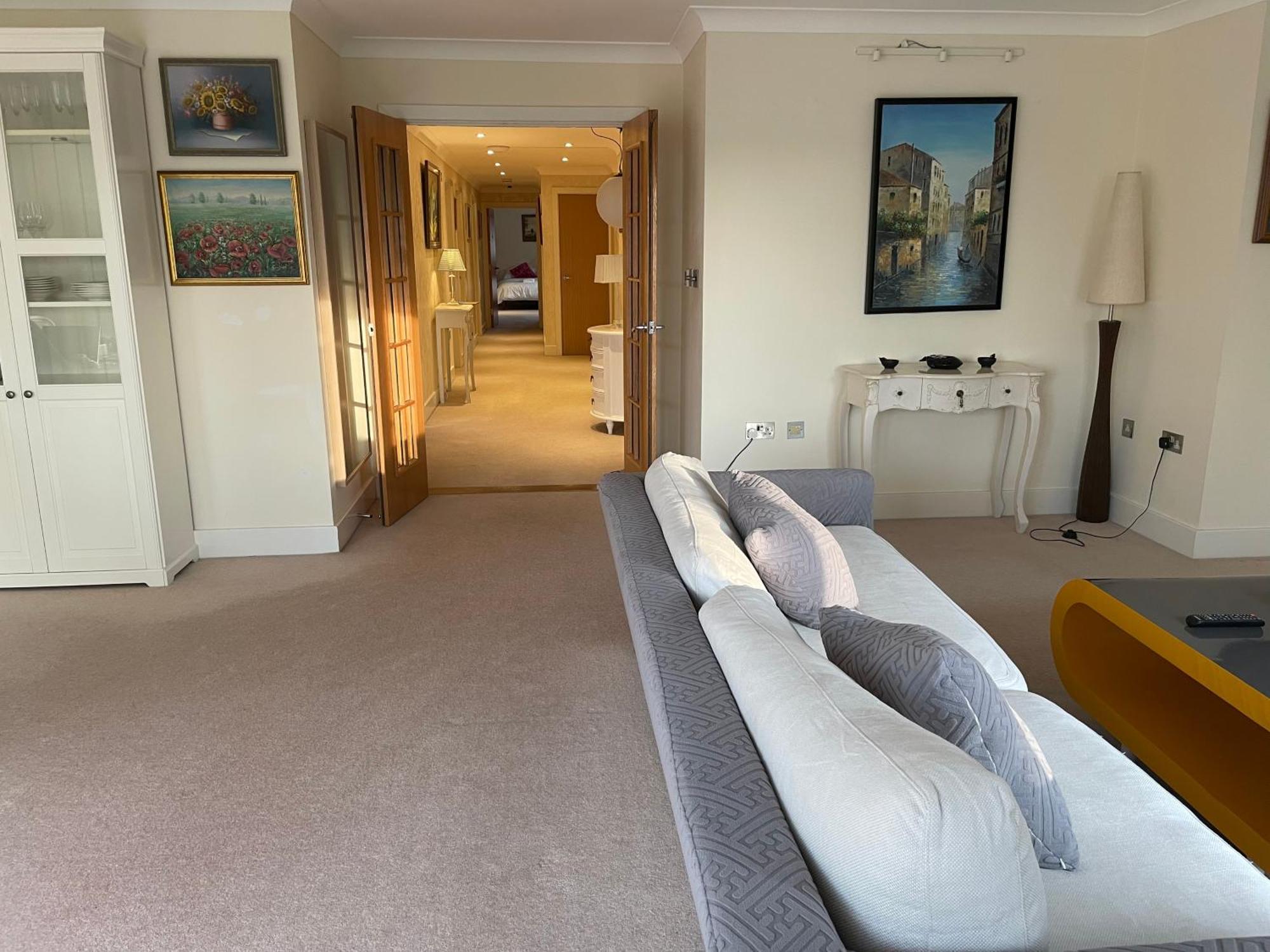 Homestay Floor En-suite Double Bedrooms With Great View Of Castle & Free Parking *