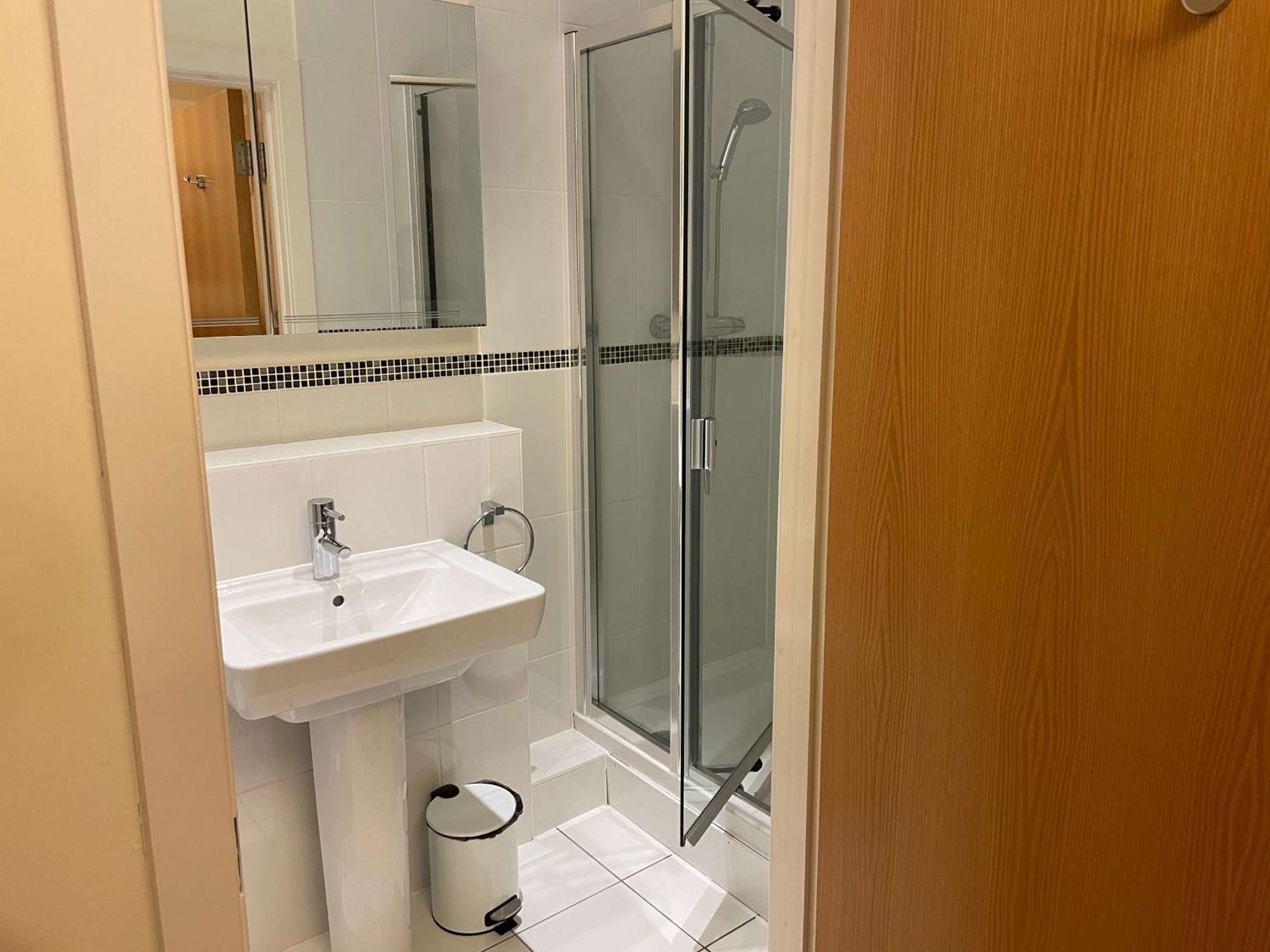 Floor En-suite Double Bedrooms With Great View Of Castle & Free Parking * Windsor
