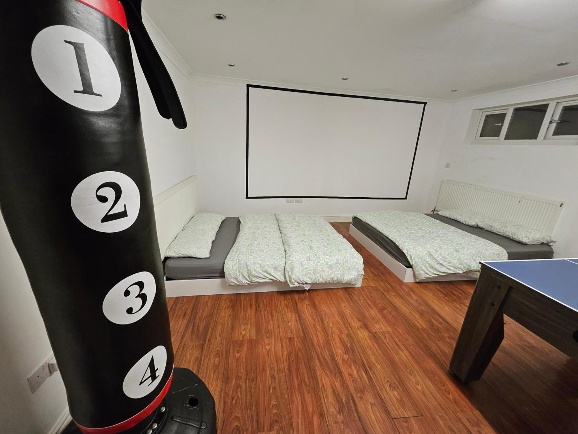Large Annexe With Games Pool Table Ping Pong Air Hockey Movie Projector Chalet