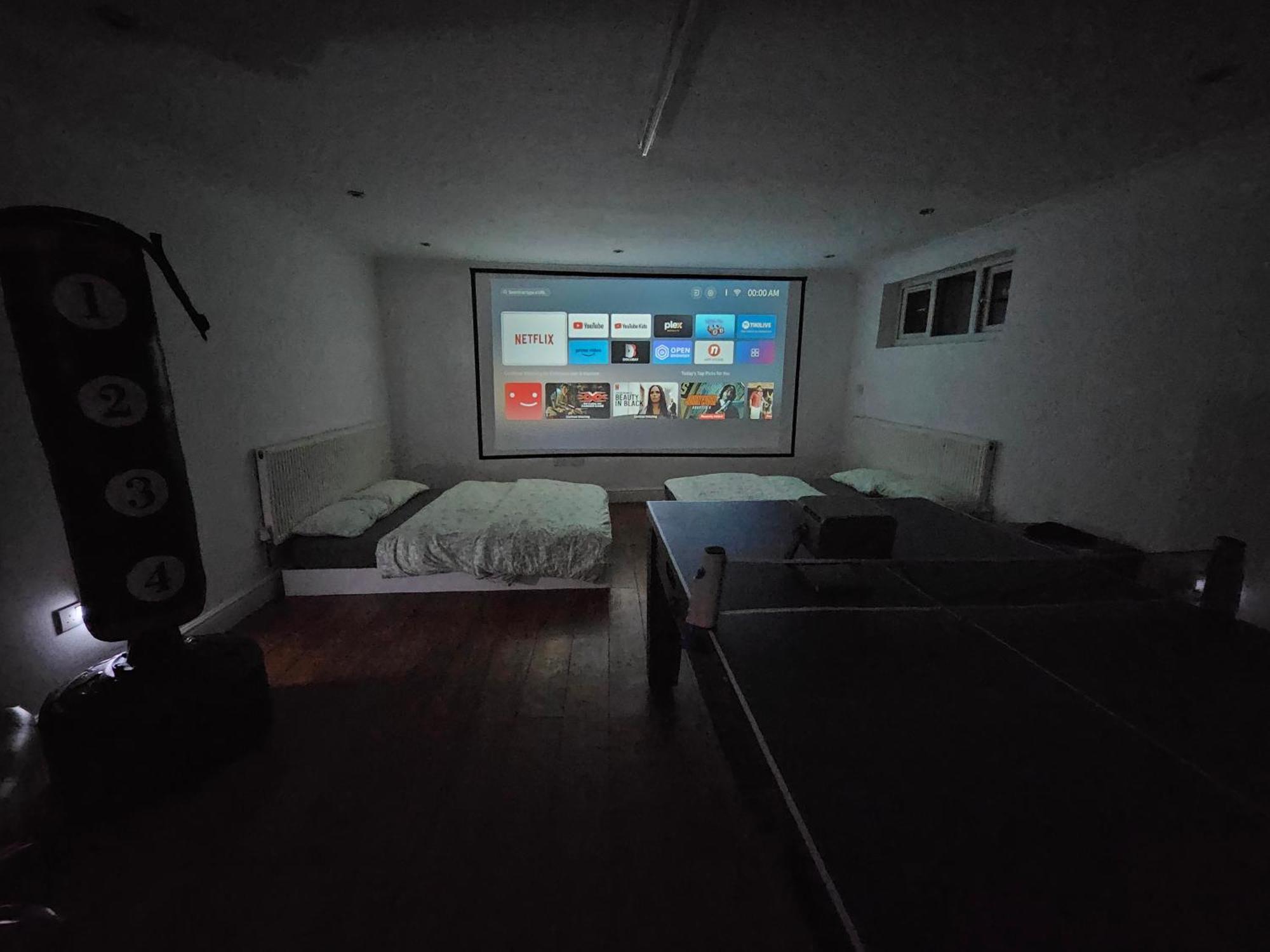 Chalet Large Annexe With Games Pool Table Ping Pong Air Hockey Movie Projector Windsor