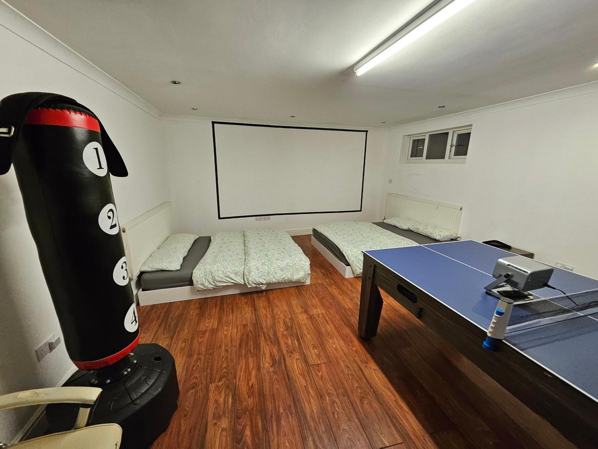 Large Annexe With Games Pool Table Ping Pong Air Hockey Movie Projector Chalet *