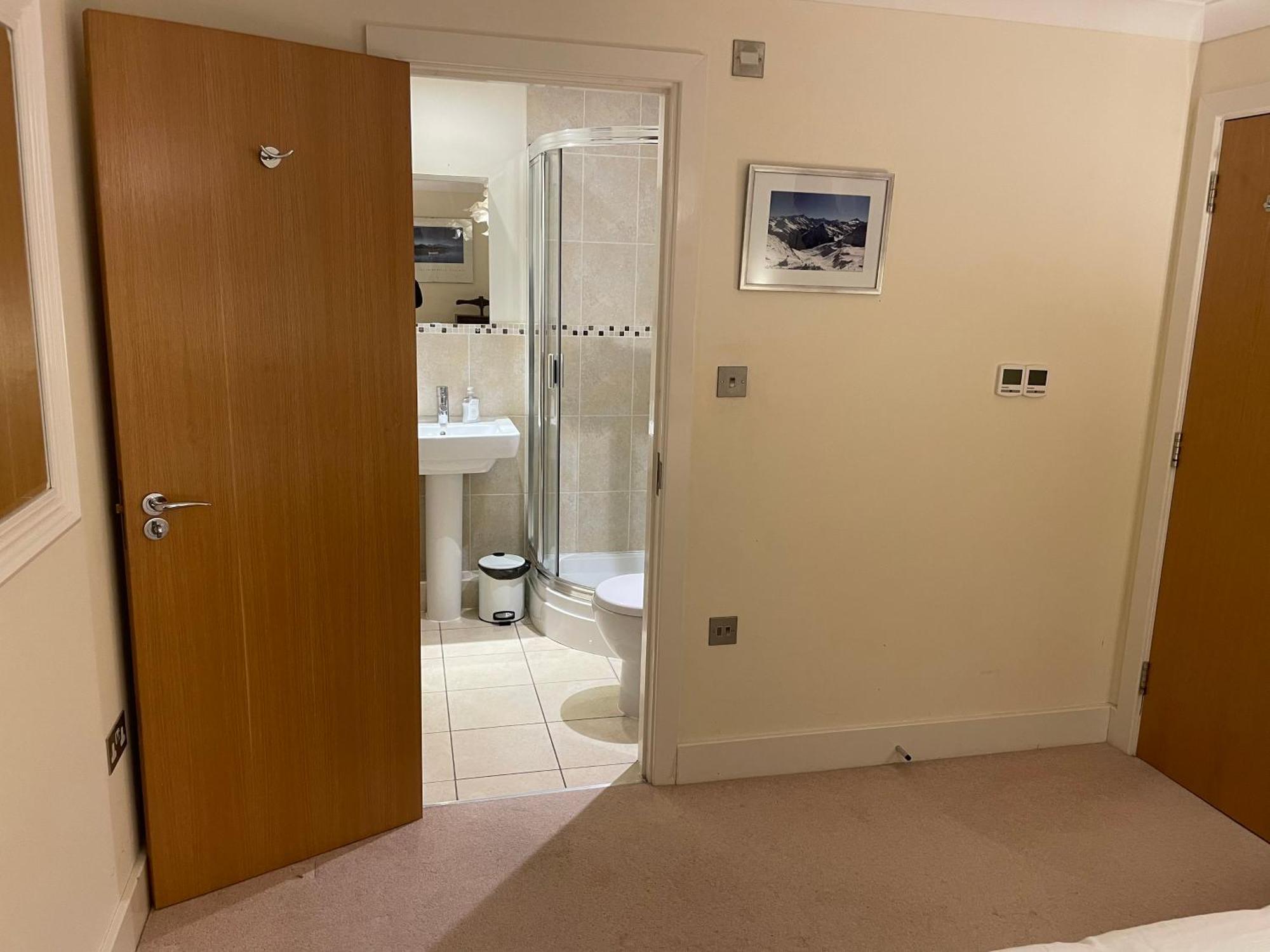 Floor En-suite Double Bedrooms With Great View Of Castle & Free Parking Homestay *