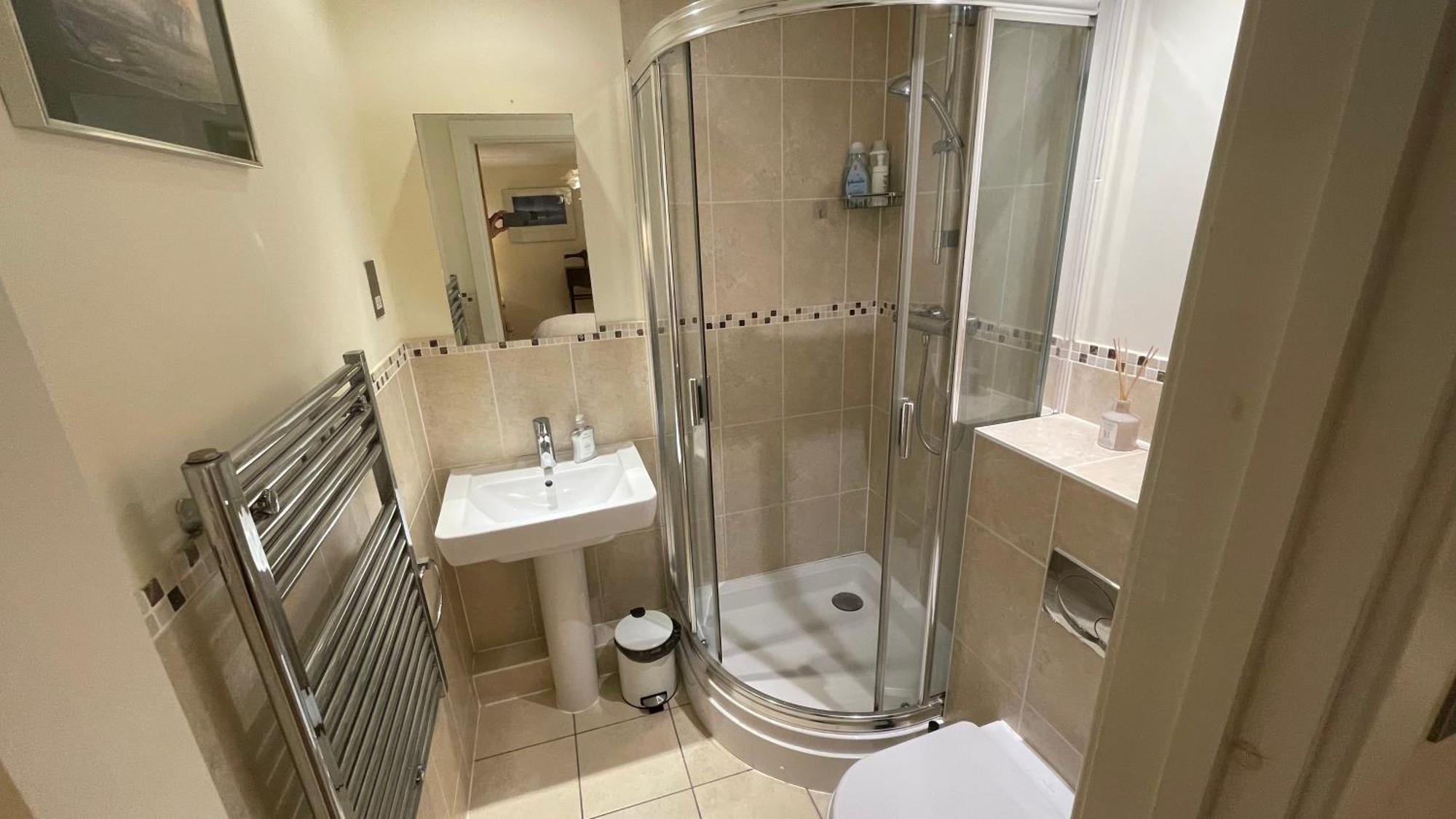 Homestay Floor En-suite Double Bedrooms With Great View Of Castle & Free Parking *