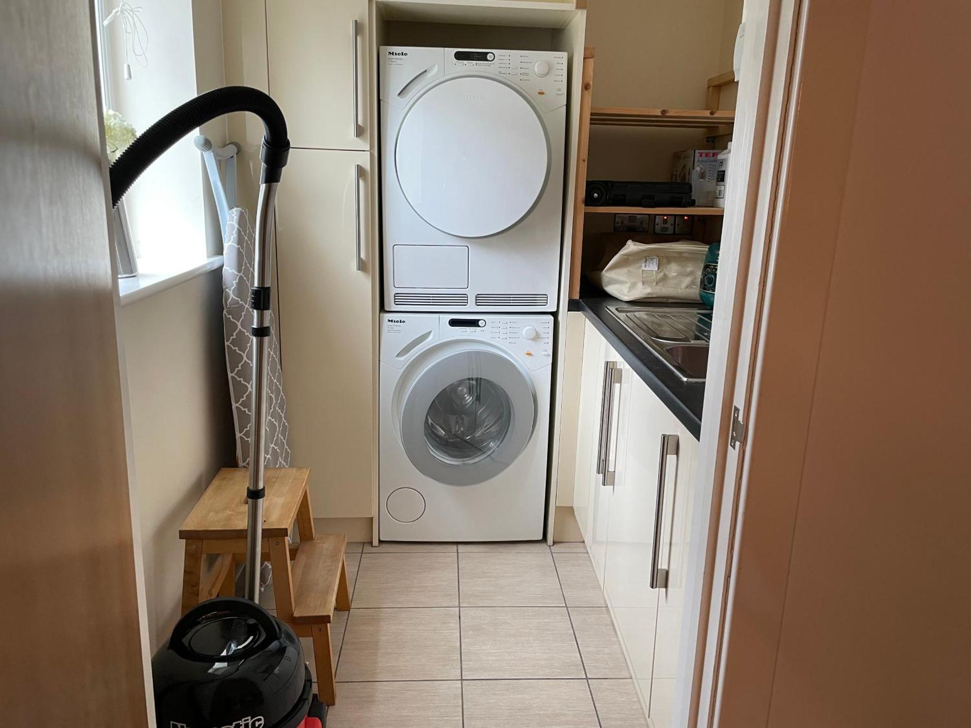 Floor En-suite Double Bedrooms With Great View Of Castle & Free Parking *