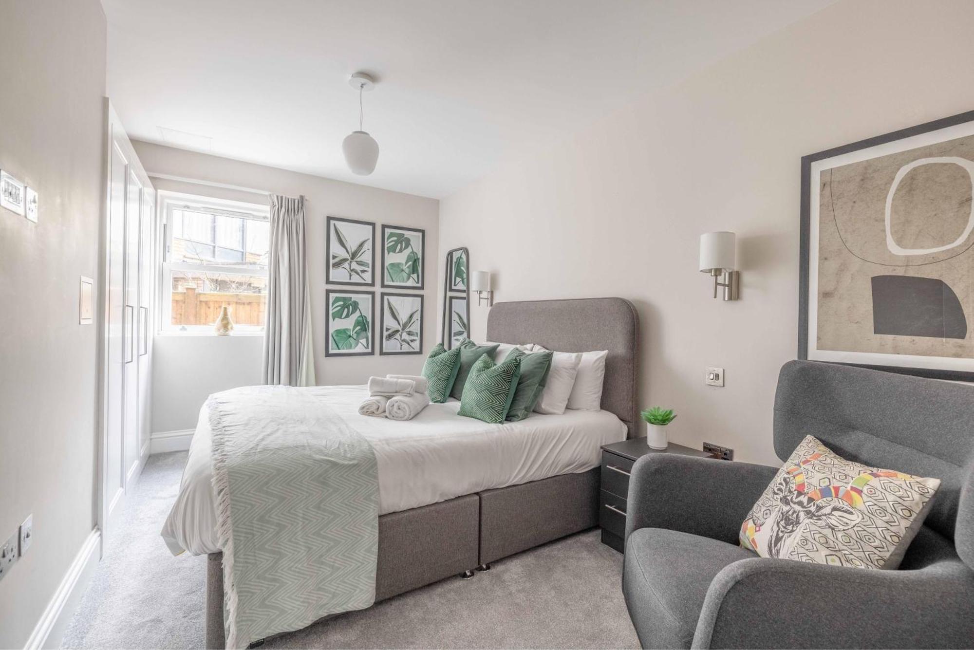 Apartment Modern 2 Bed Oasis - Private Parking & Garden *