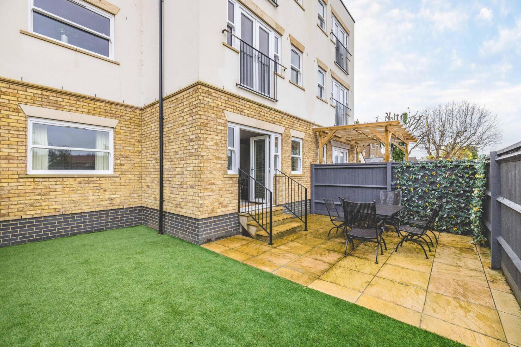 Modern 2 Bed Oasis - Private Parking & Garden Apartment Windsor