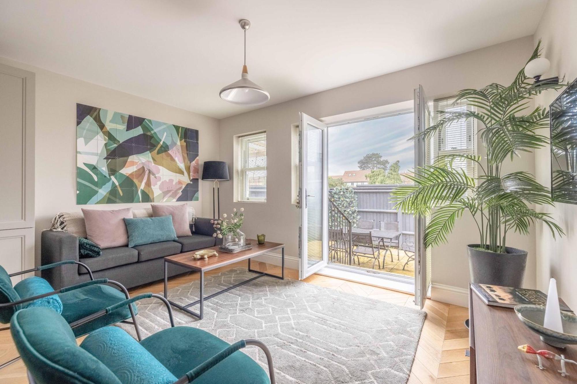 Modern 2 Bed Oasis - Private Parking & Garden Windsor