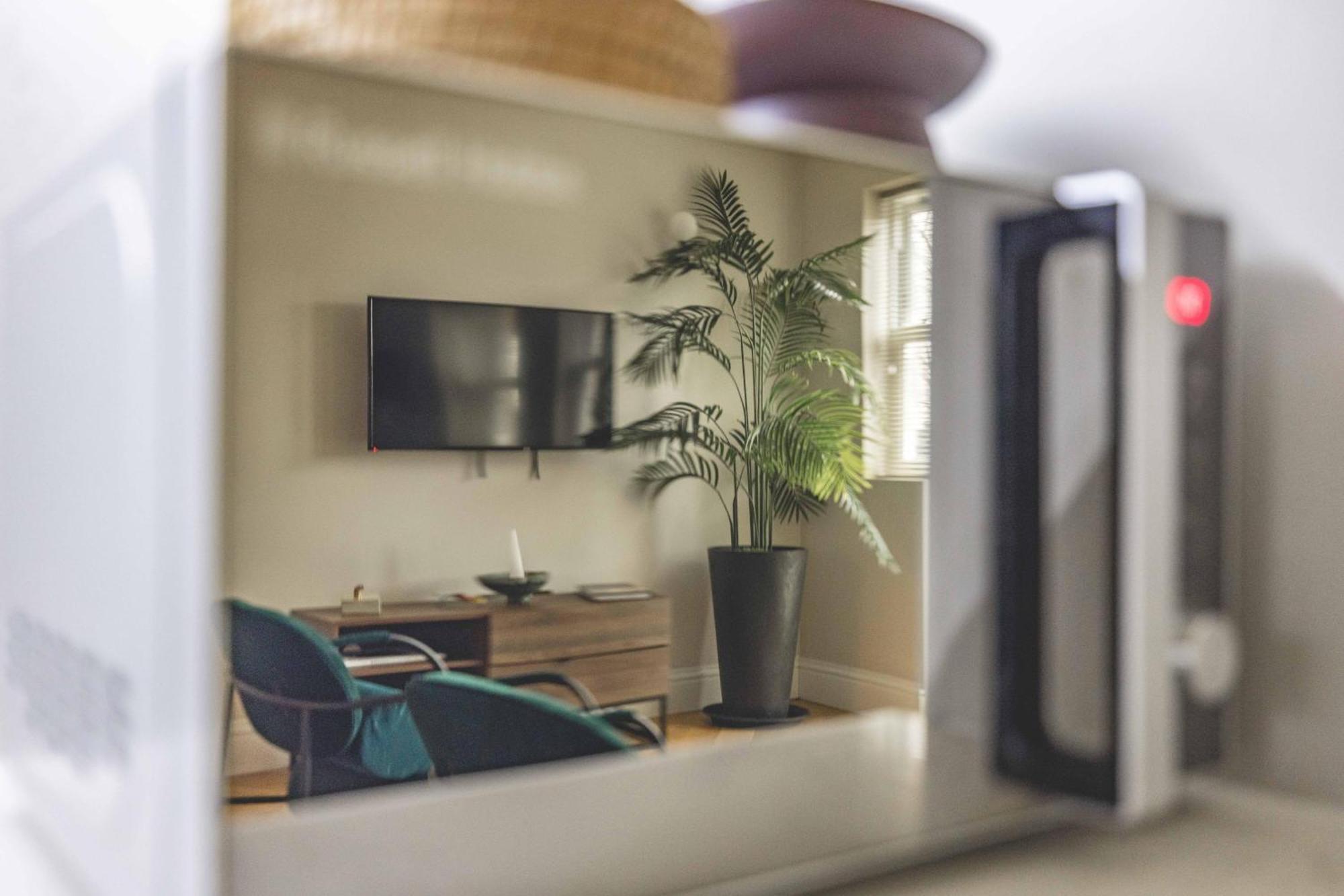 Modern 2 Bed Oasis - Private Parking & Garden