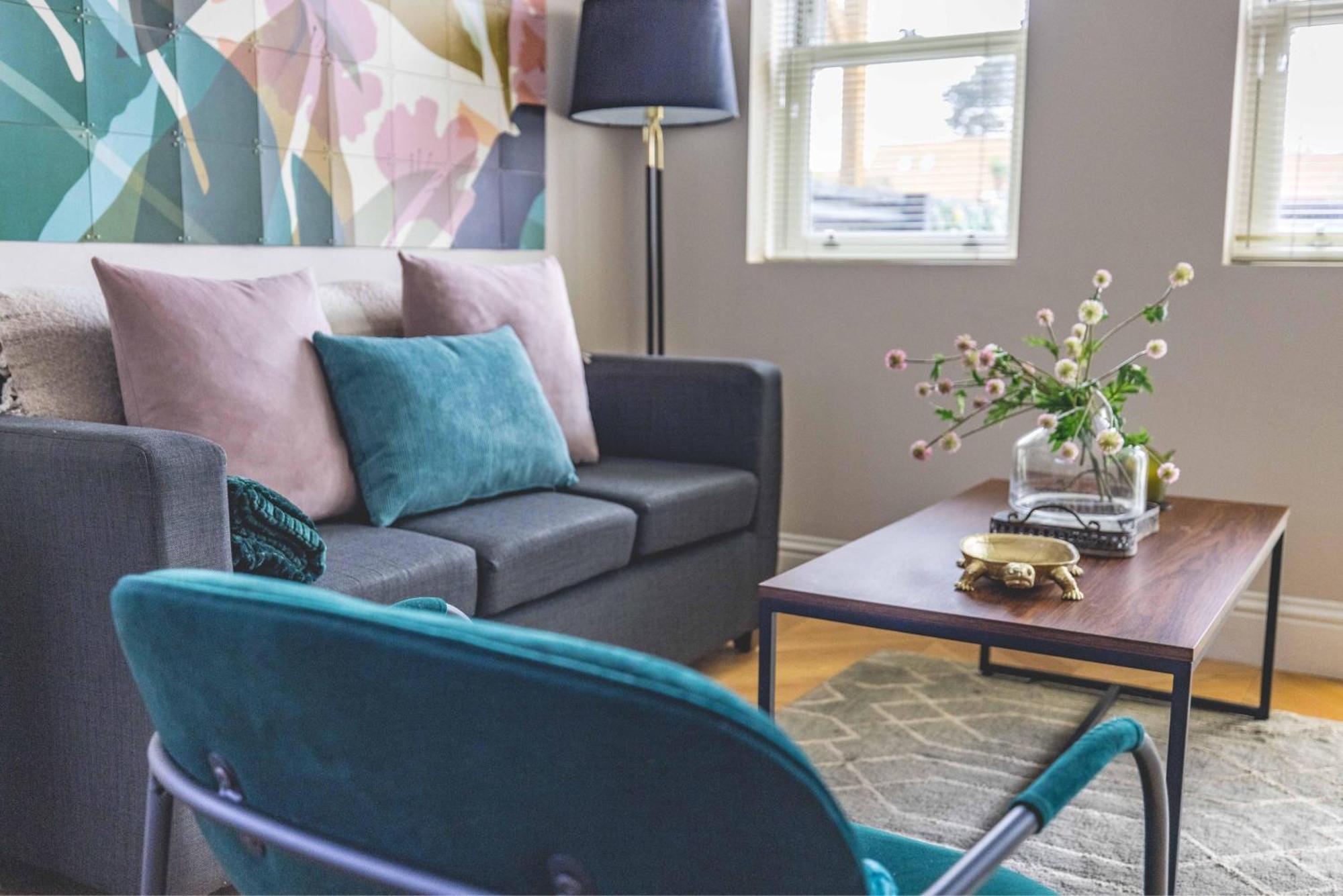 Apartment Modern 2 Bed Oasis - Private Parking & Garden *