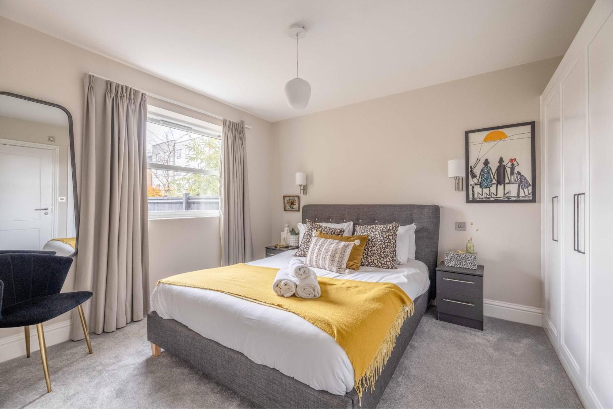 Modern 2 Bed Oasis - Private Parking & Garden