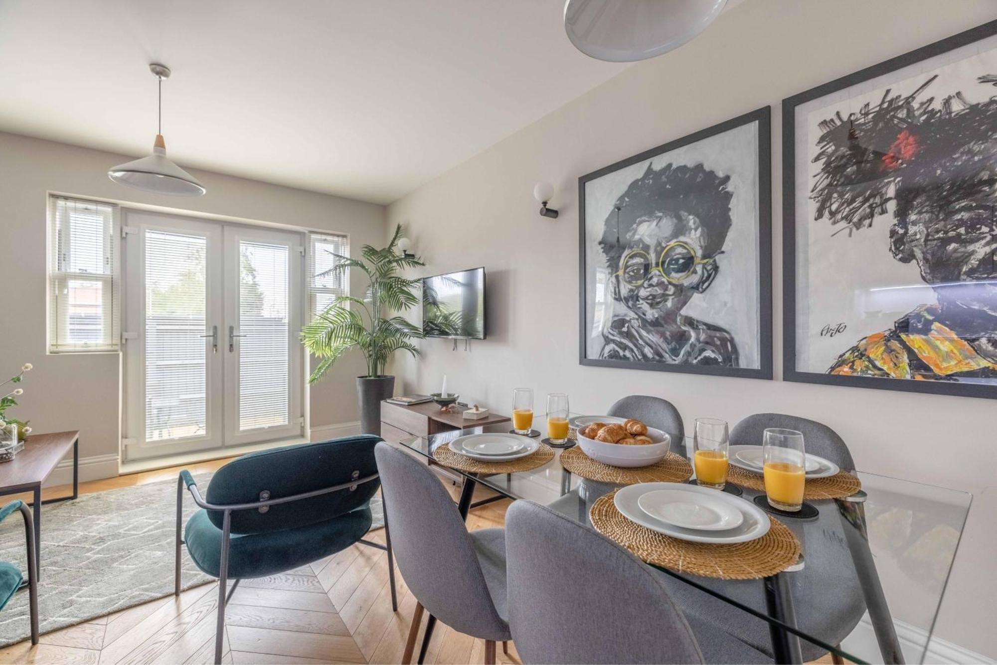 Modern 2 Bed Oasis - Private Parking & Garden *