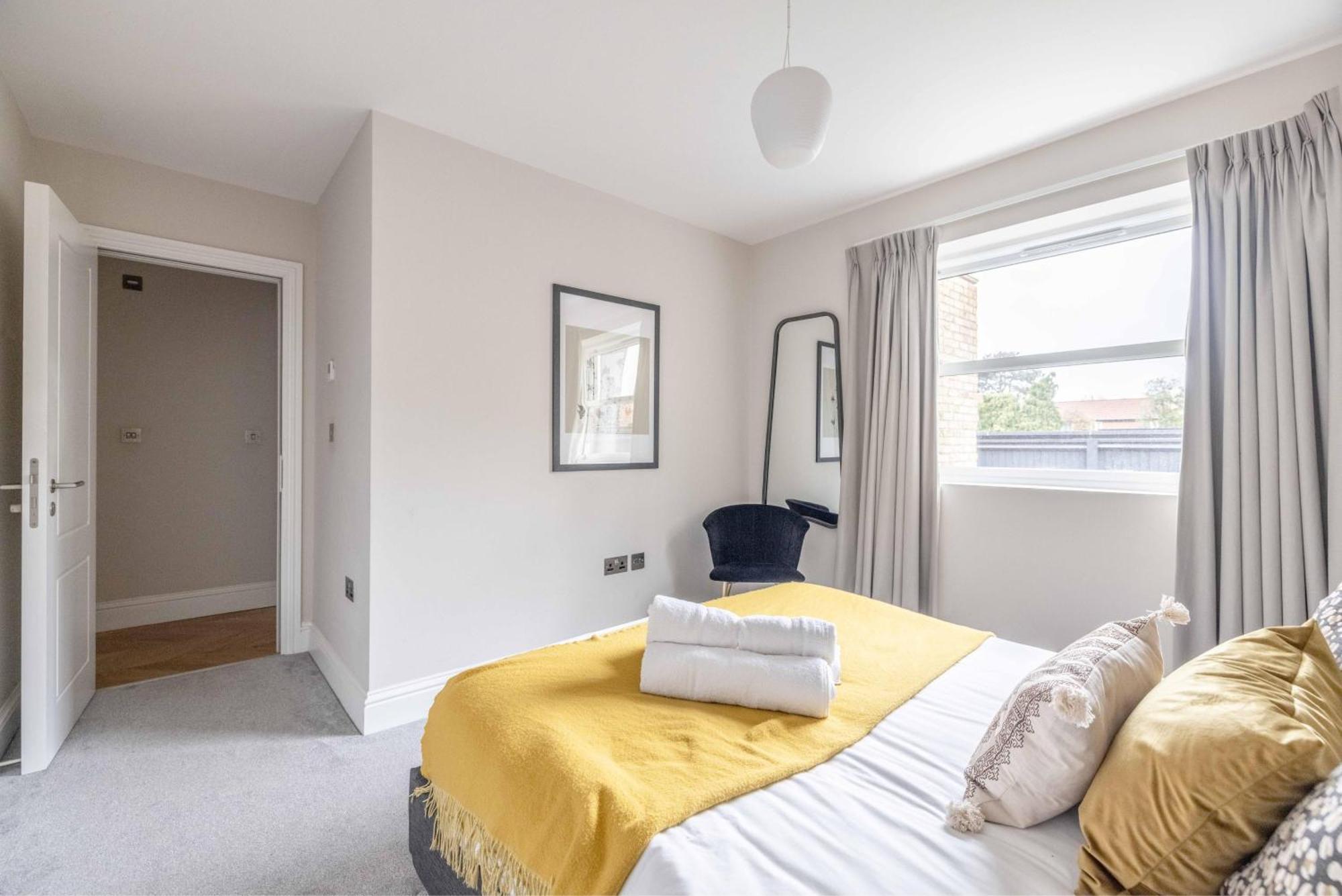 Modern 2 Bed Oasis - Private Parking & Garden Apartment