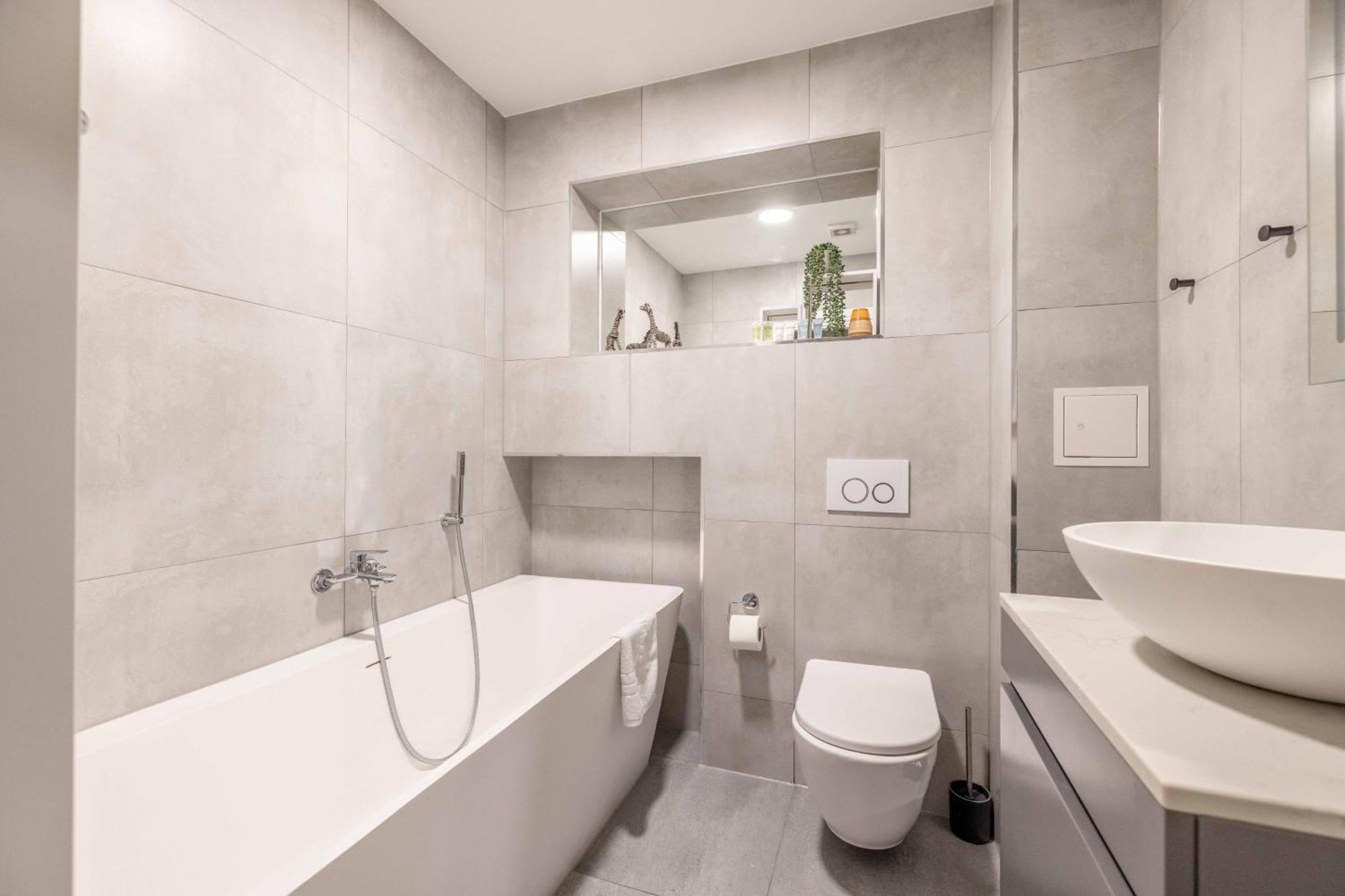 Modern 2 Bed Oasis - Private Parking & Garden Apartment Windsor