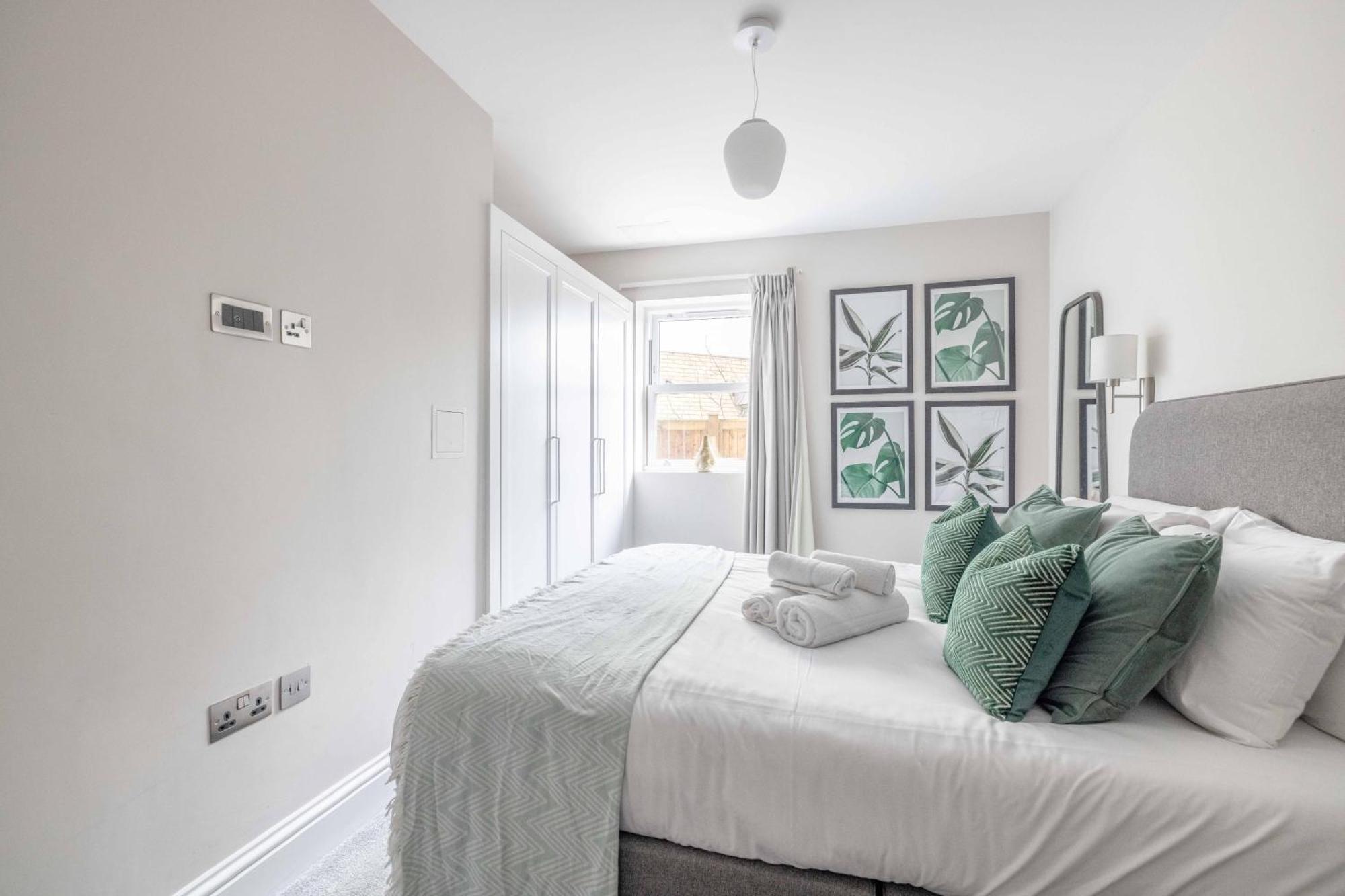 Modern 2 Bed Oasis - Private Parking & Garden