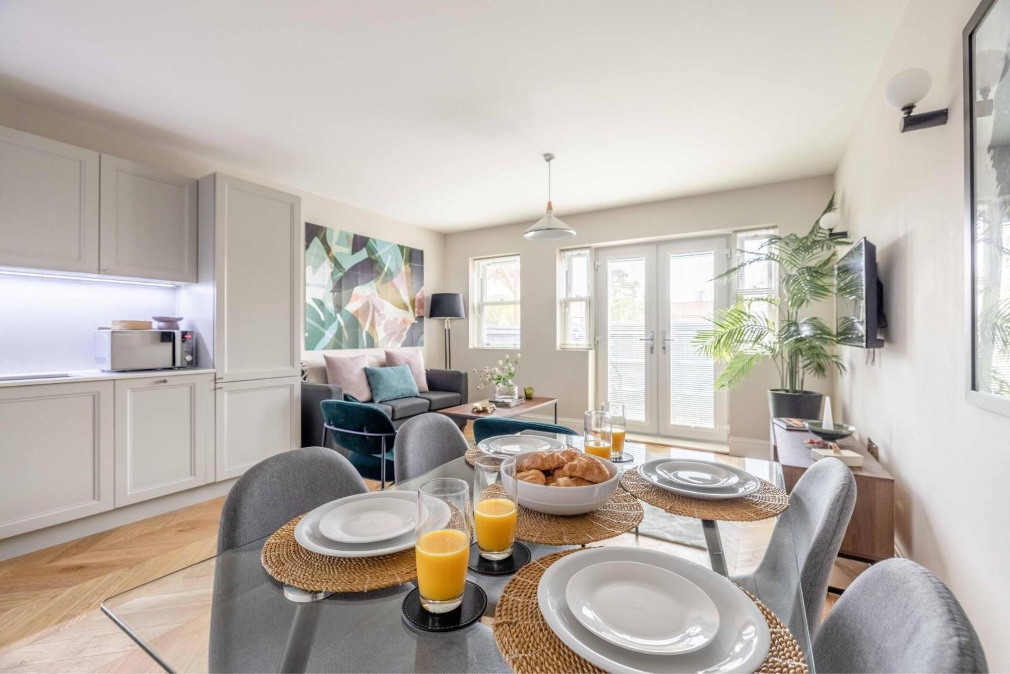 Modern 2 Bed Oasis - Private Parking & Garden * Windsor