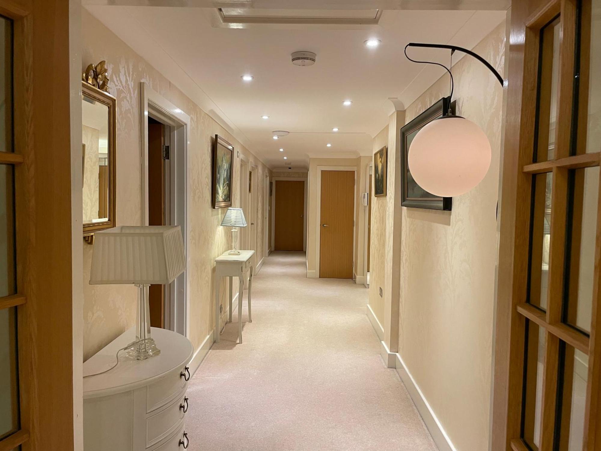 Floor En-suite Double Bedrooms With Great View Of Castle & Free Parking