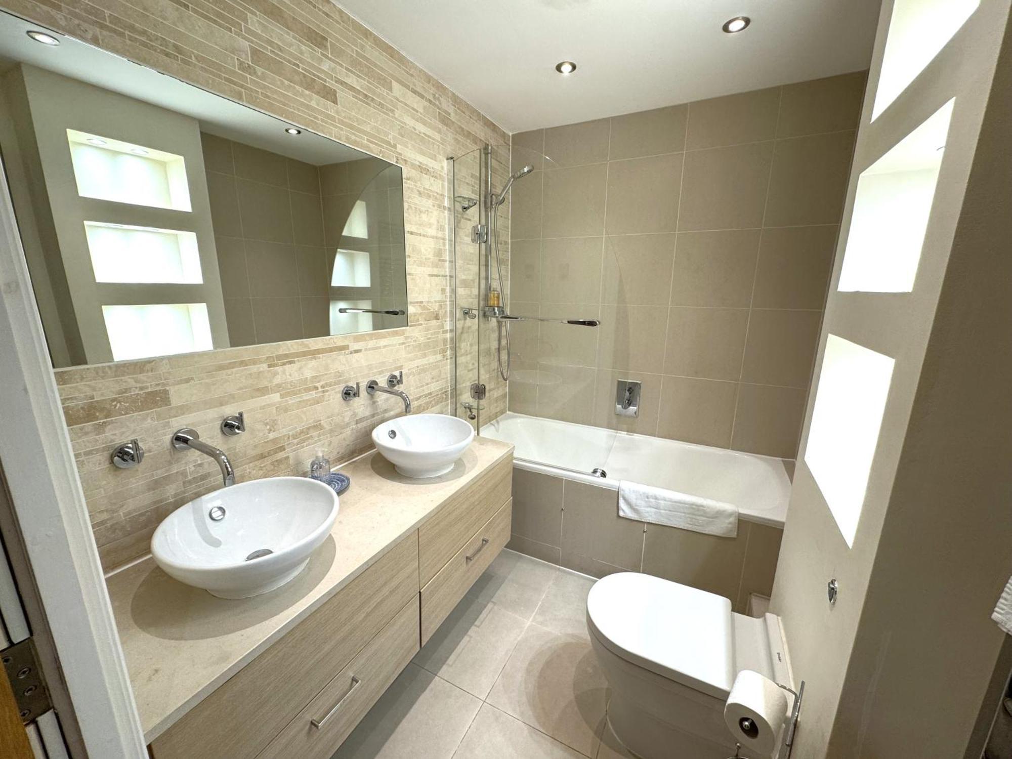 Spacious 2-bedroom With Parking In Apartment *
