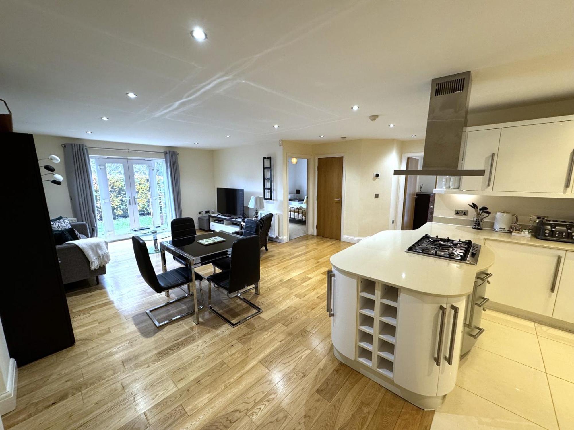 Apartment Spacious 2-bedroom With Parking In *