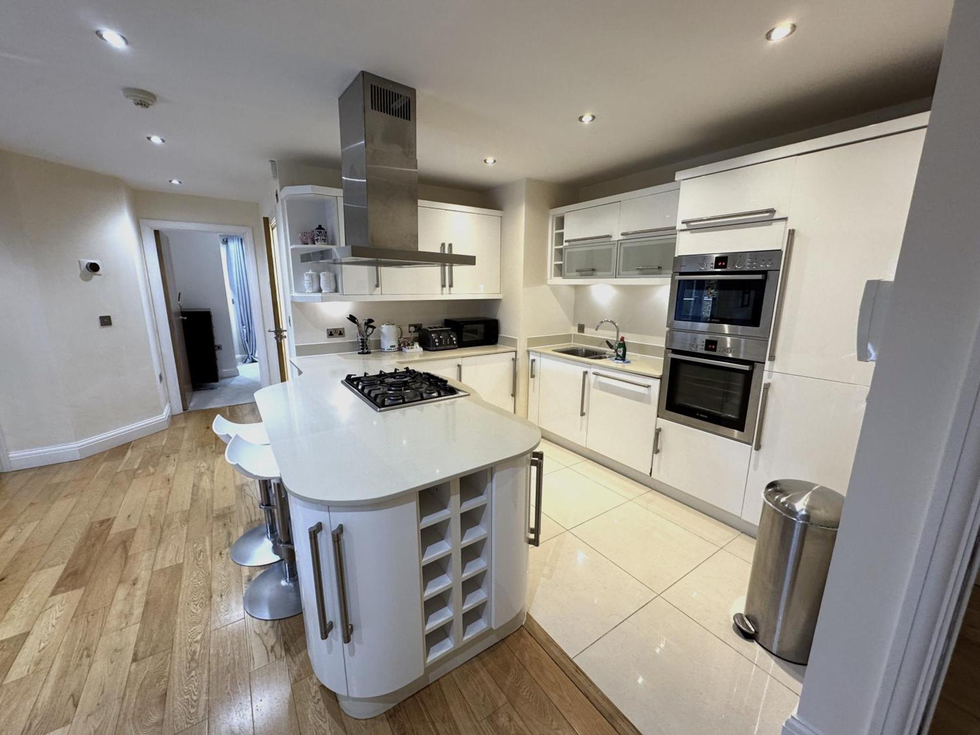 Apartment Spacious 2-bedroom With Parking In Windsor