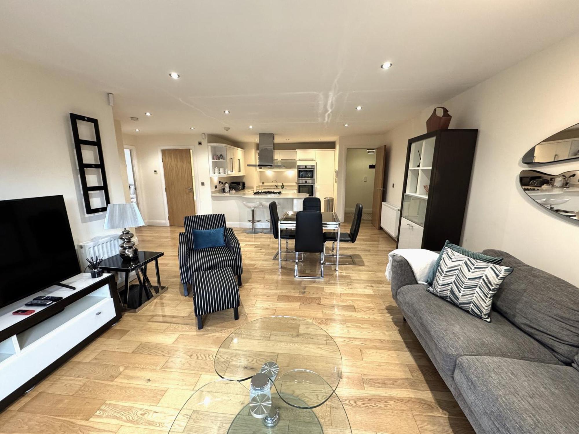Spacious 2-bedroom With Parking In * Windsor