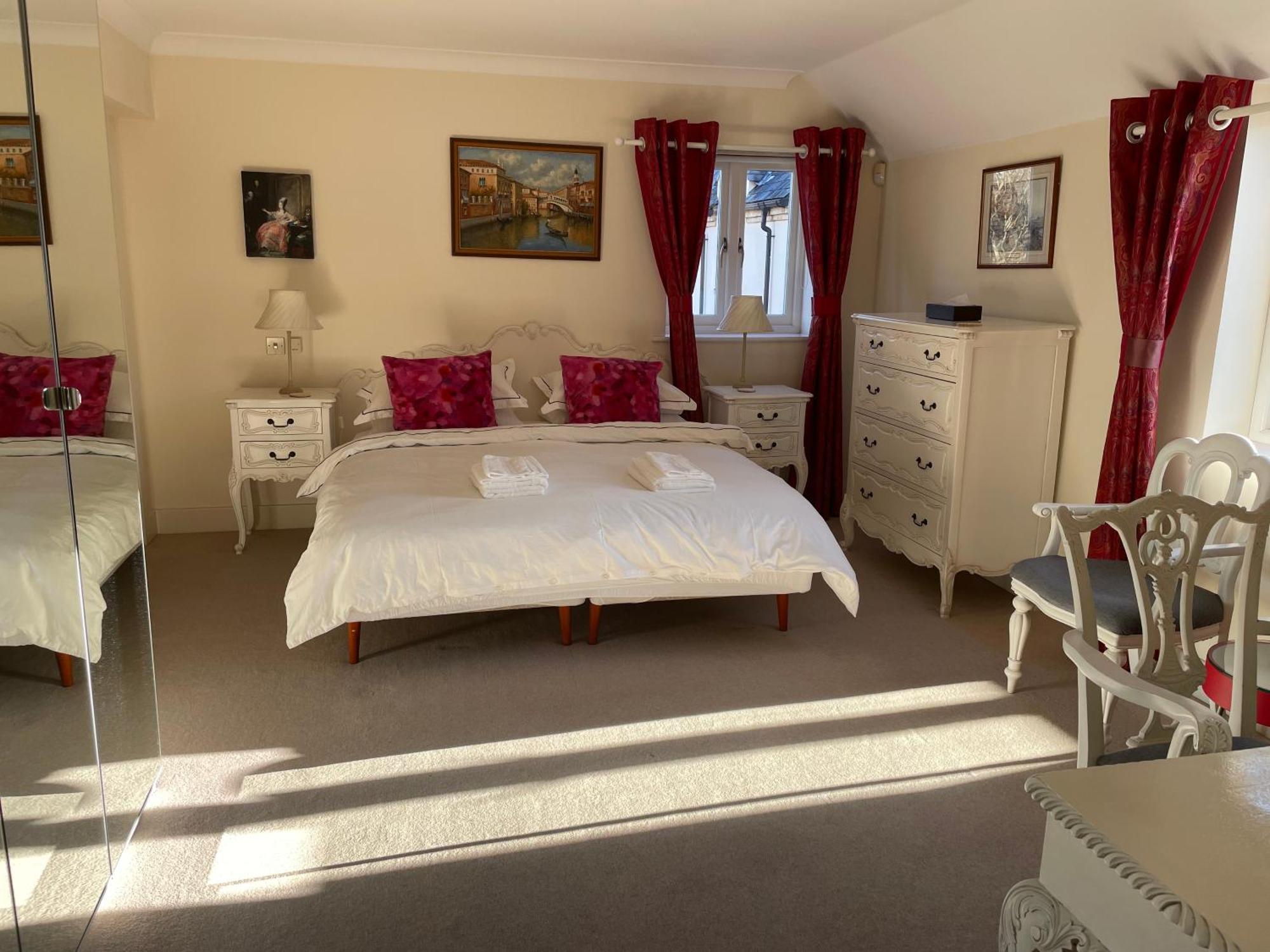 Floor En-suite Double Bedrooms With Great View Of Castle & Free Parking *