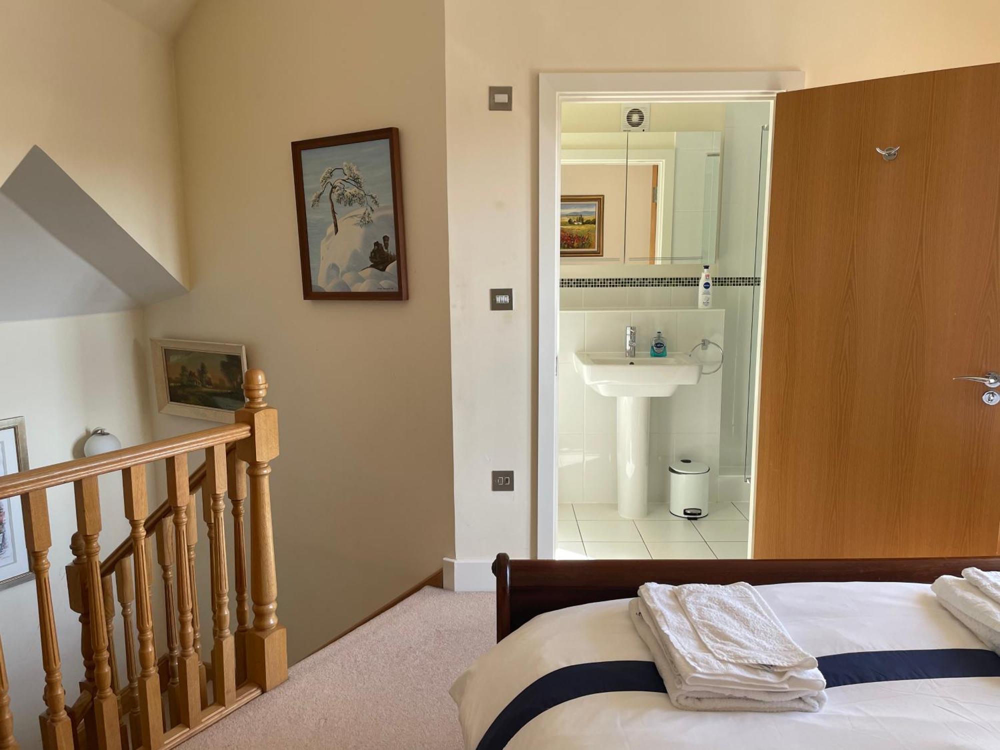 Homestay Floor En-suite Double Bedrooms With Great View Of Castle & Free Parking