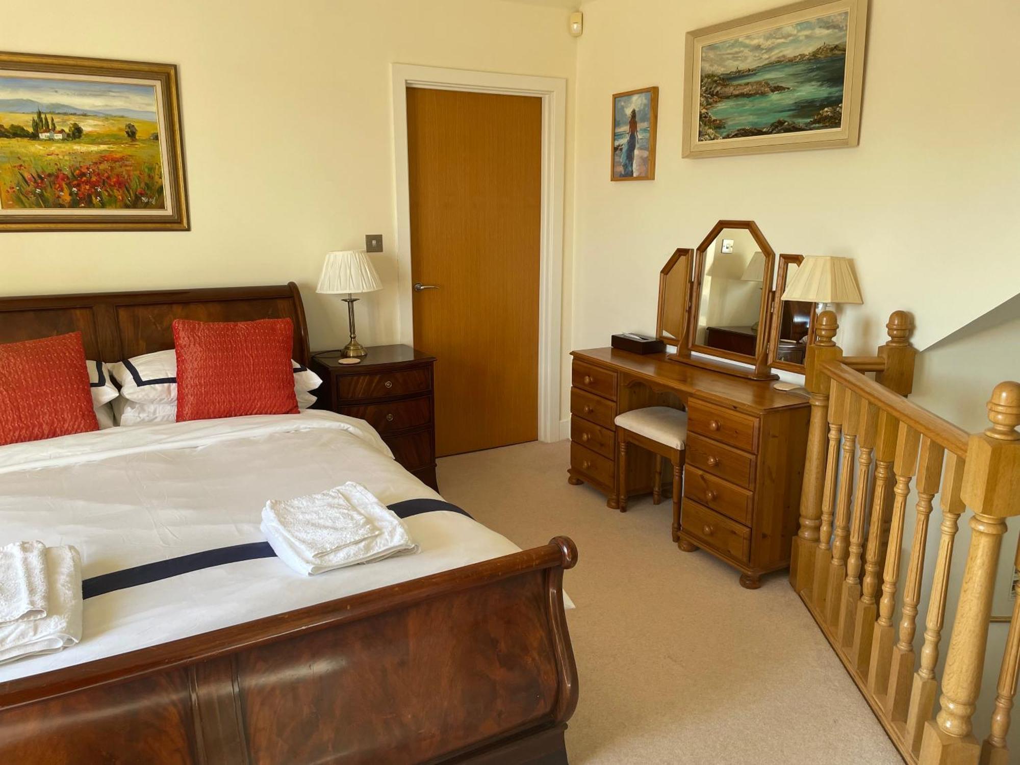 Floor En-suite Double Bedrooms With Great View Of Castle & Free Parking *